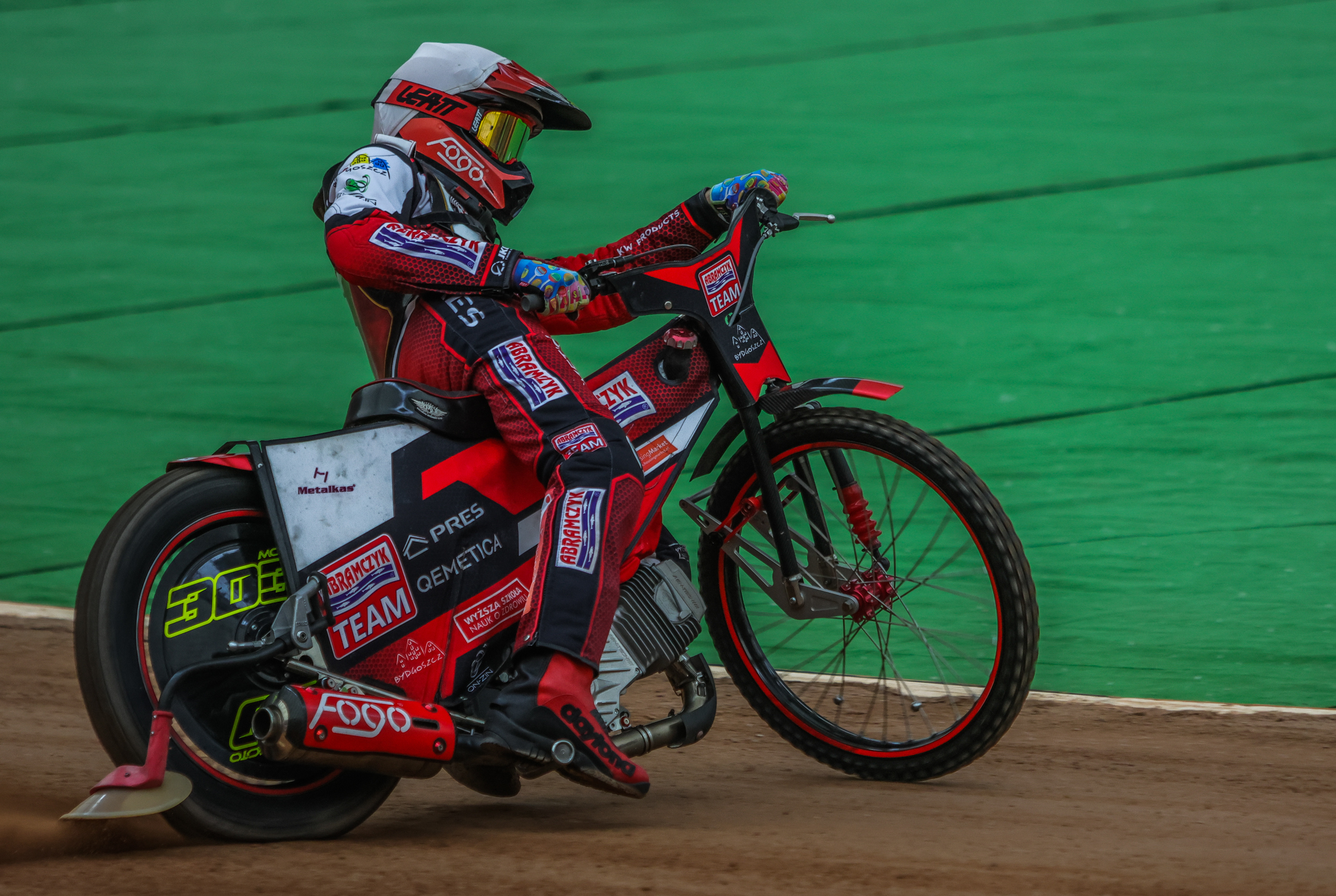Żużel. Groźny wypadek podczas meczu w Pile. Motocykl wyleciał poza tor