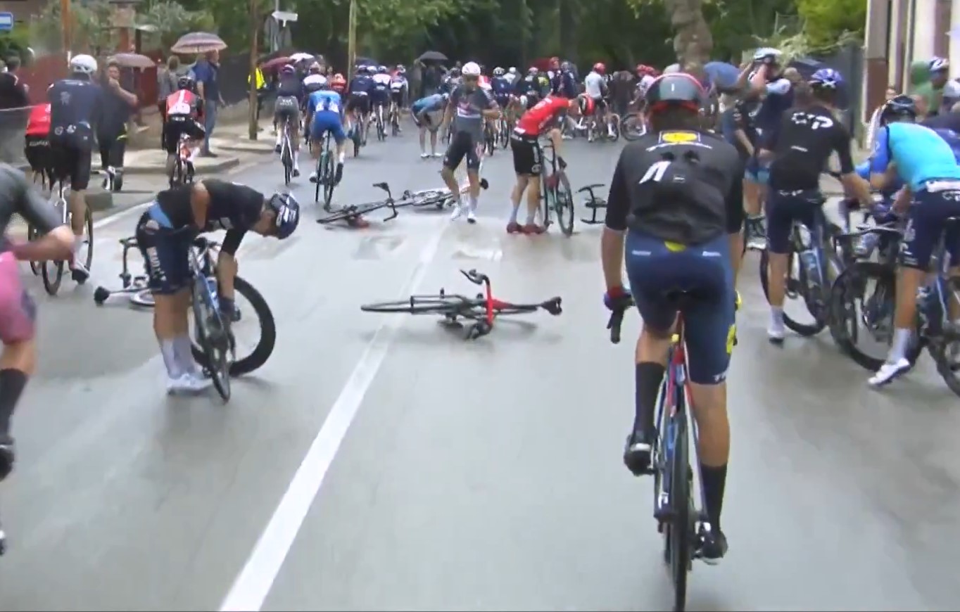 Przerwali wyścig. Chwile grozy na Giro d'Italia. Jest nagranie