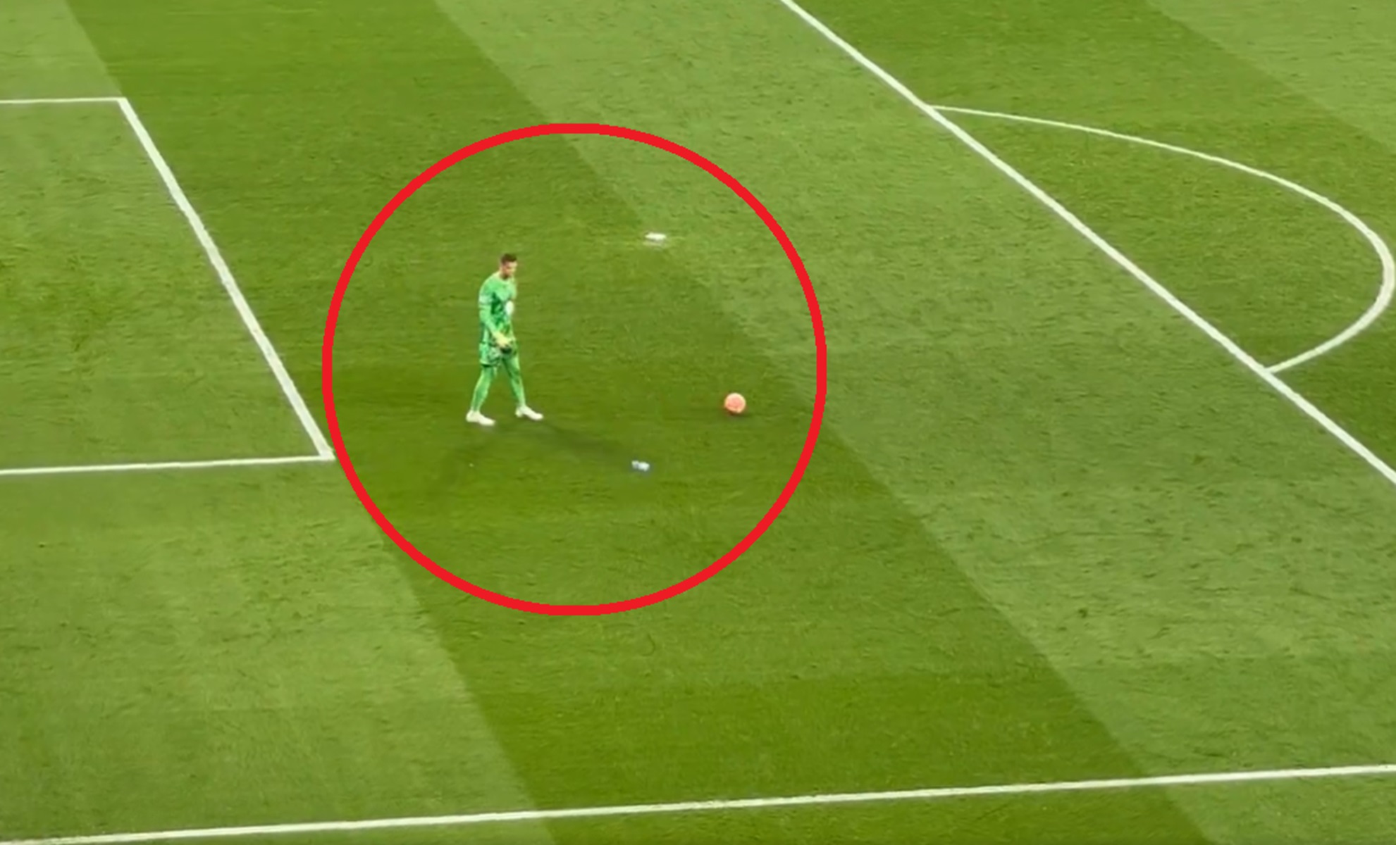 Rzucali w Szczęsnego butelkami. Nagrali, jak zareagował