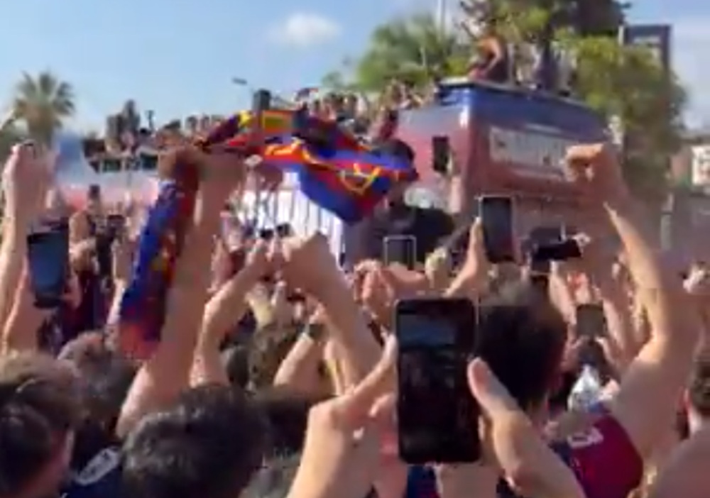 Autokar Barcelony przejechał obok kibiców. Polak nagrał, co się wtedy działo