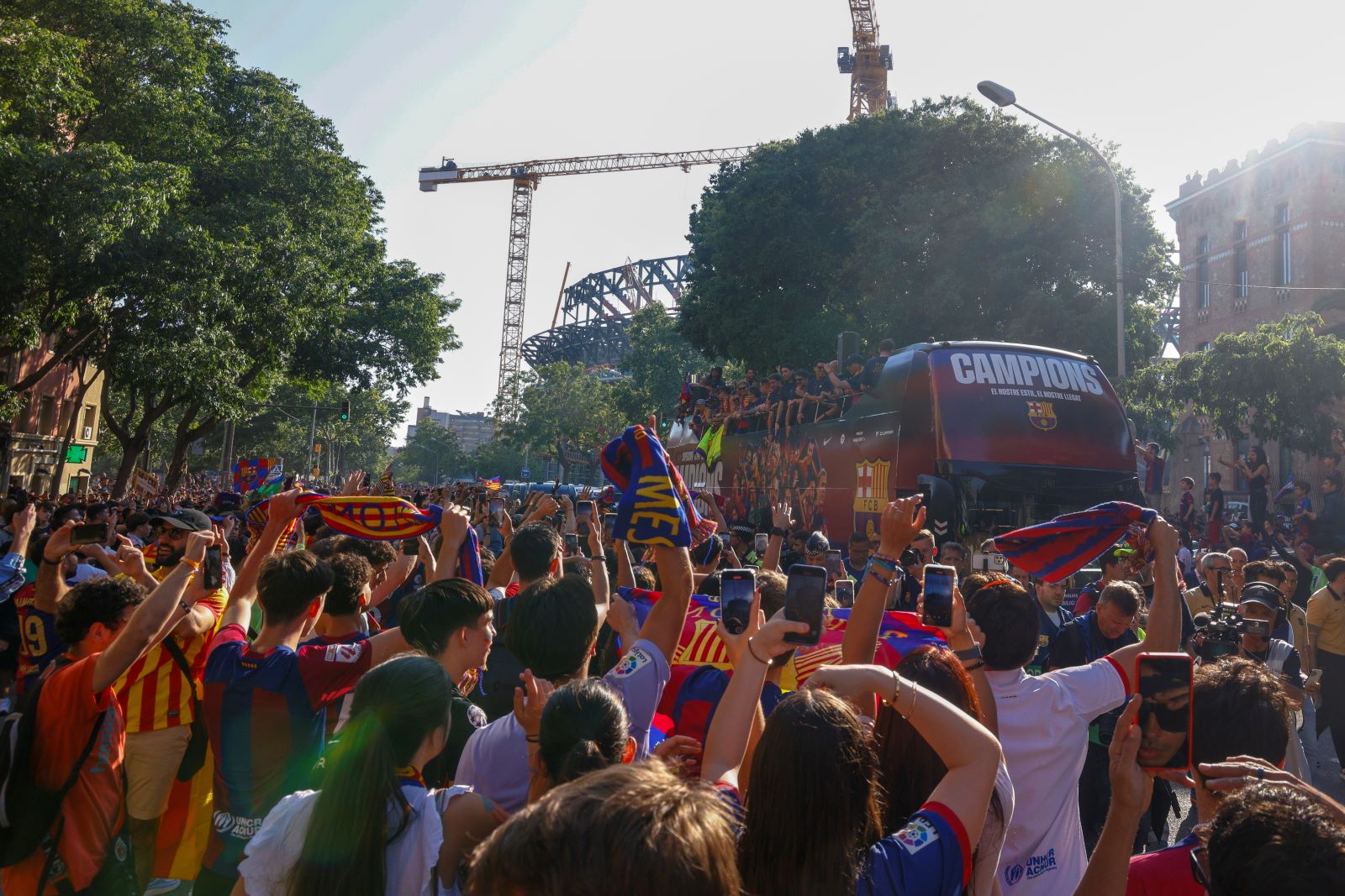 "Widać, iż go kochają". Polak opowiada, co się działo w Barcelonie