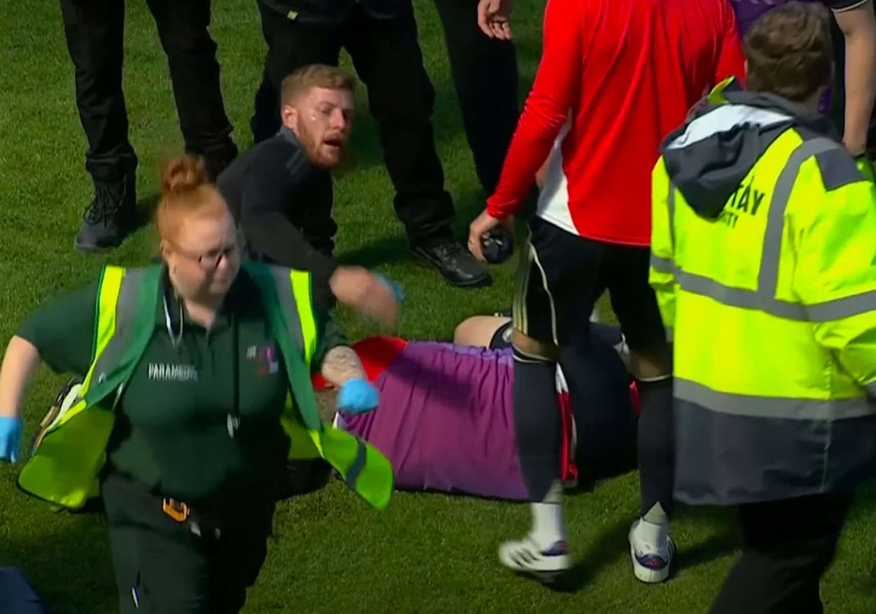 Skandaliczne sceny. Piłkarz oberwał krzesełkiem w głowę