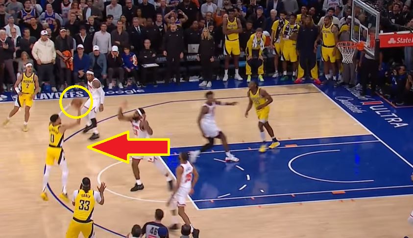 Piłka najpierw odbiła się od obręczy. Później wykonał ten gest