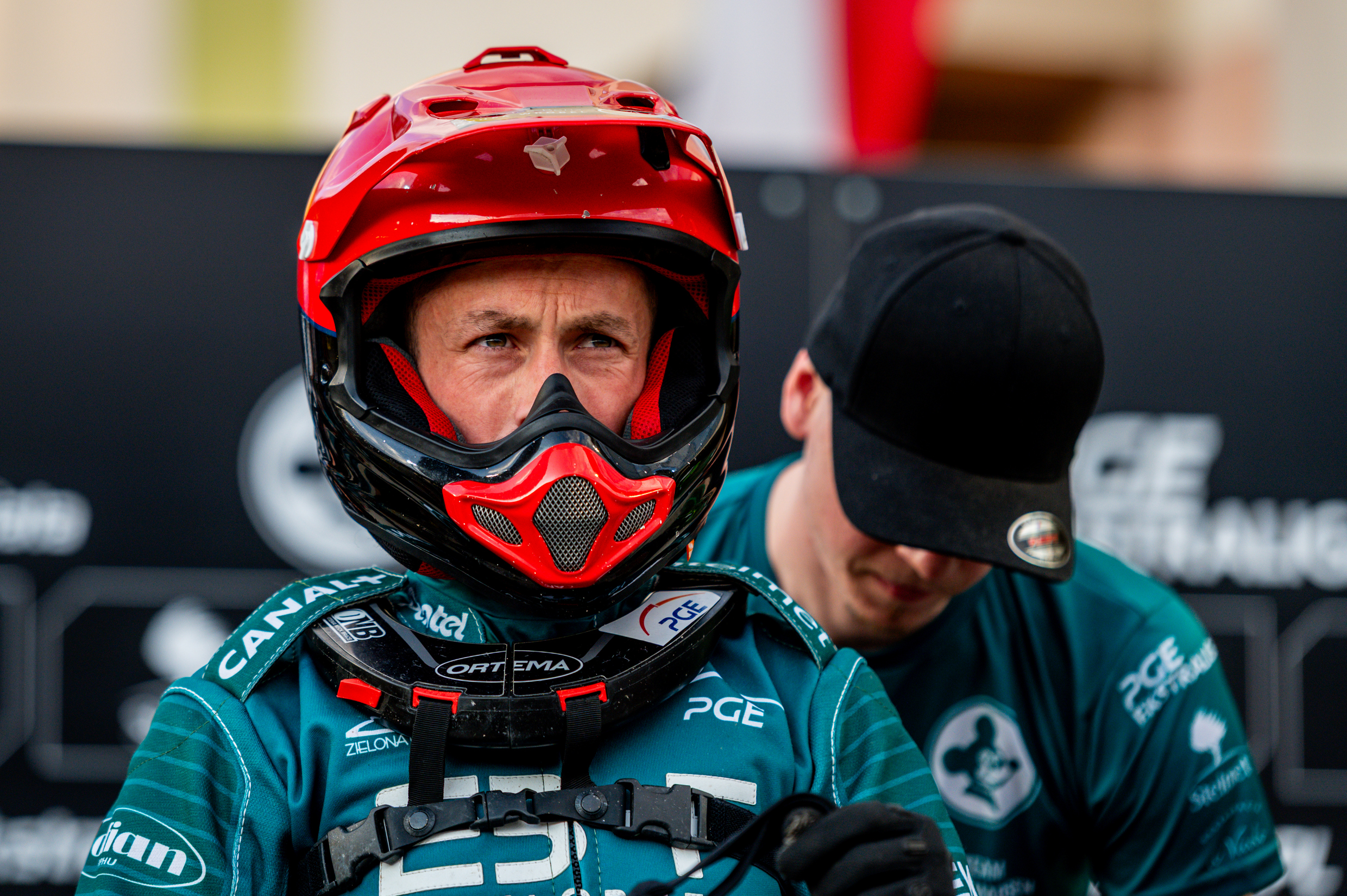 Żużel. Krzysztof Cegielski broni Leona Madsena. 