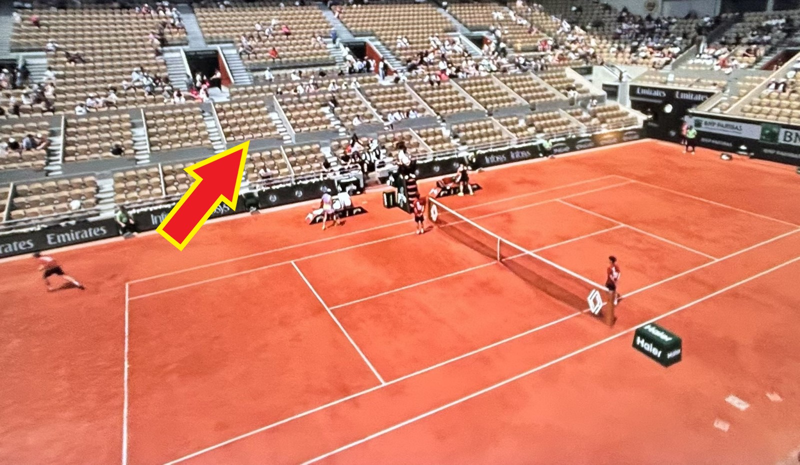 Świątek walczy o półfinał, a tu smutne obrazki w Paryżu