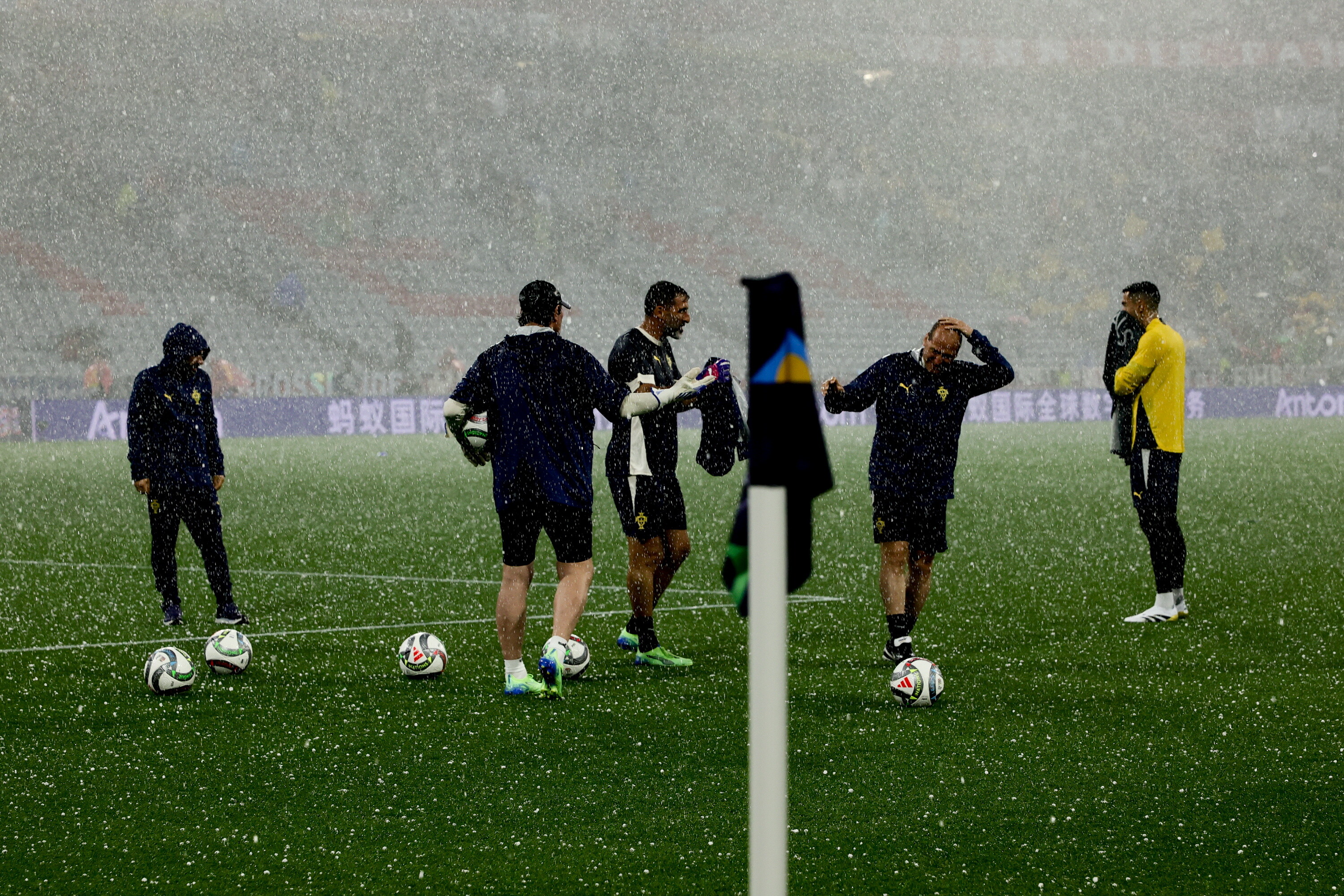 Piłkarze musieli uciekać. Ogromna ulewa nad stadionem. Mecz Niemców opóźniony
