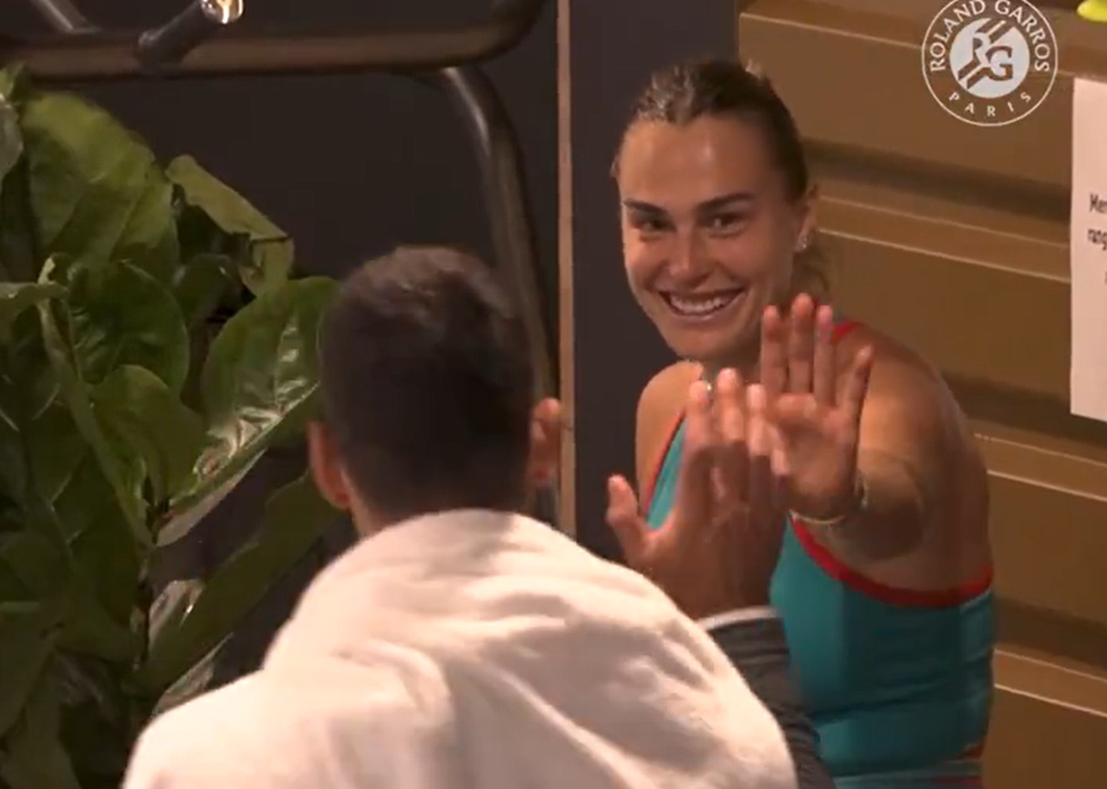 Krótko po meczu ze Świątek. Tylko spójrz, kto podszedł do Sabalenki