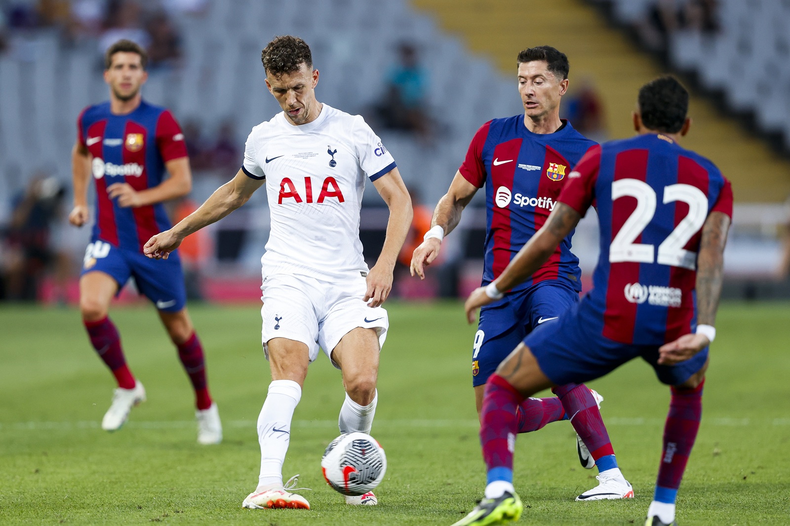 Barcelona może sięgnąć po 36-latka. Lewandowski zna go doskonale