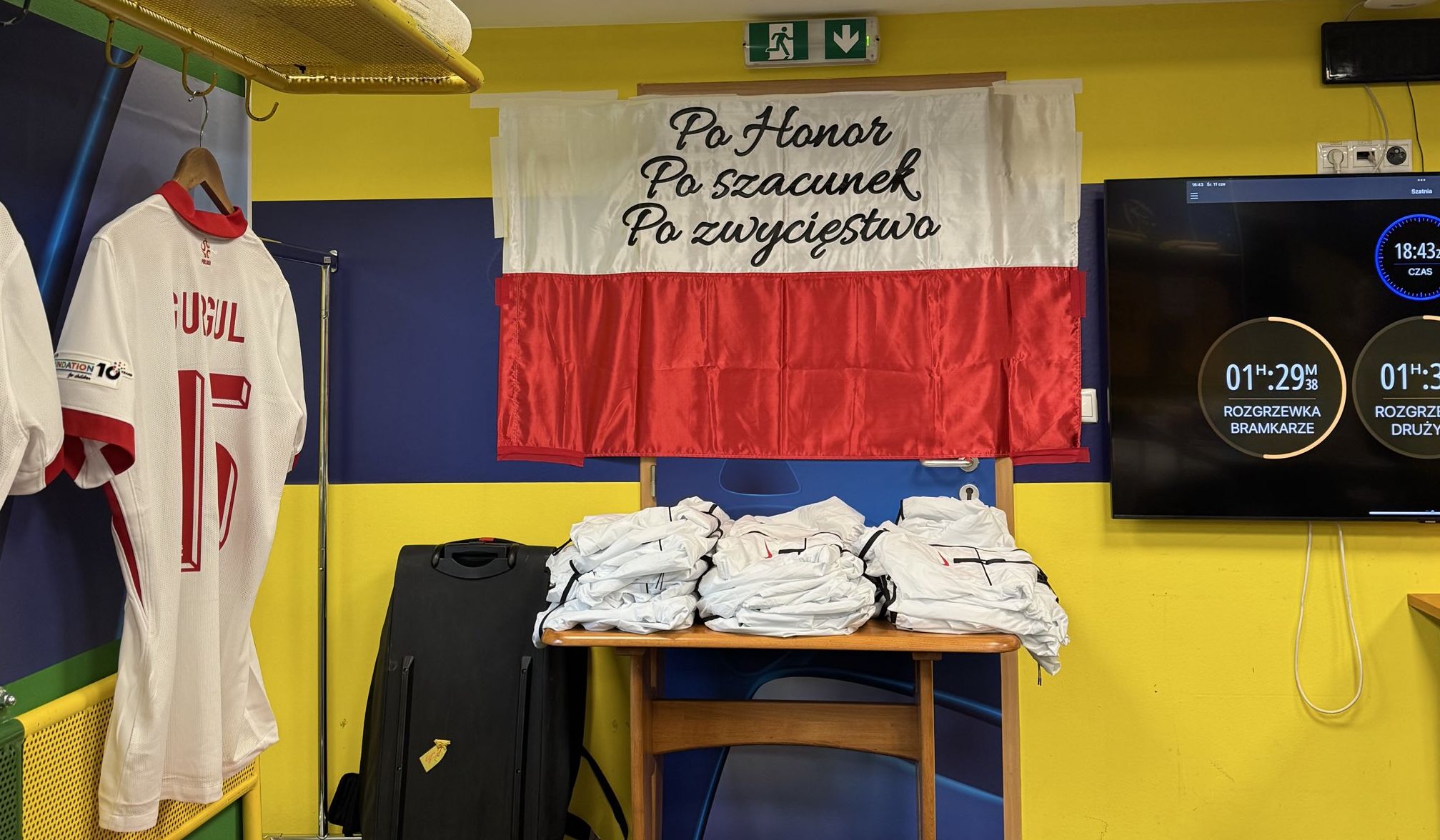 Pokazali zdjęcie z szatni Polaków. Spójrz, co napisali na fladze