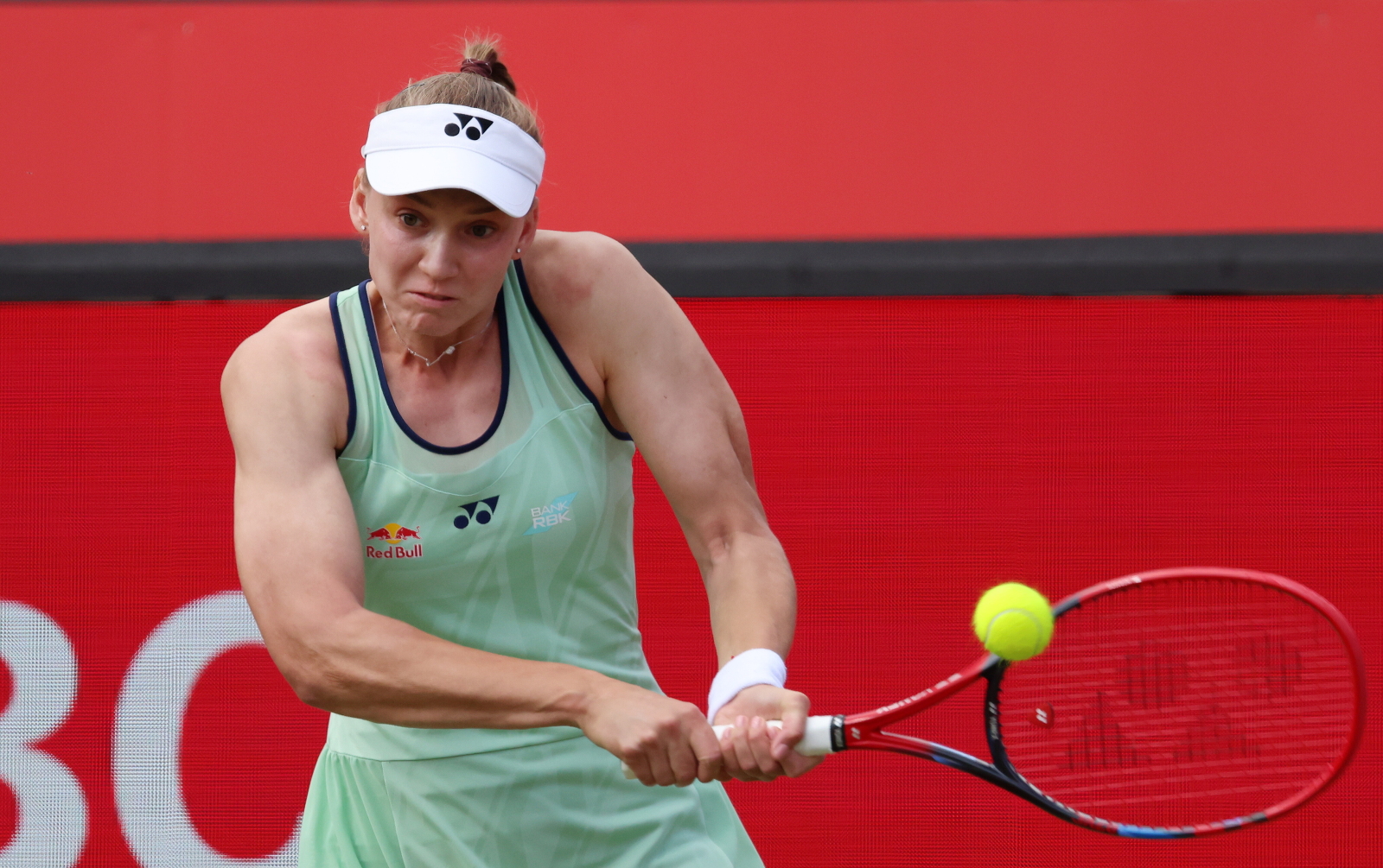 Jelena Rybakina wkroczyła na trawę. Jej mecz rozstrzygnęły dwa sety