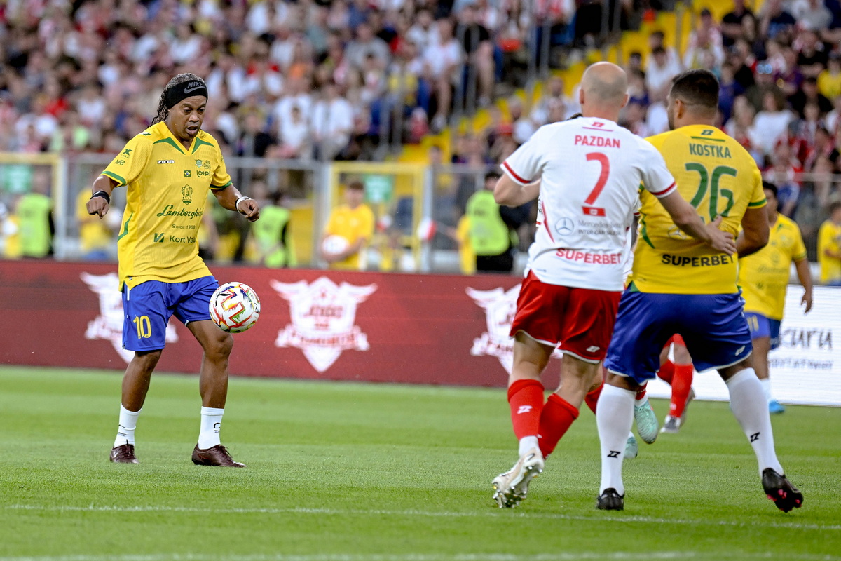Szokujący ruch! Ronaldinho wznawia karierę