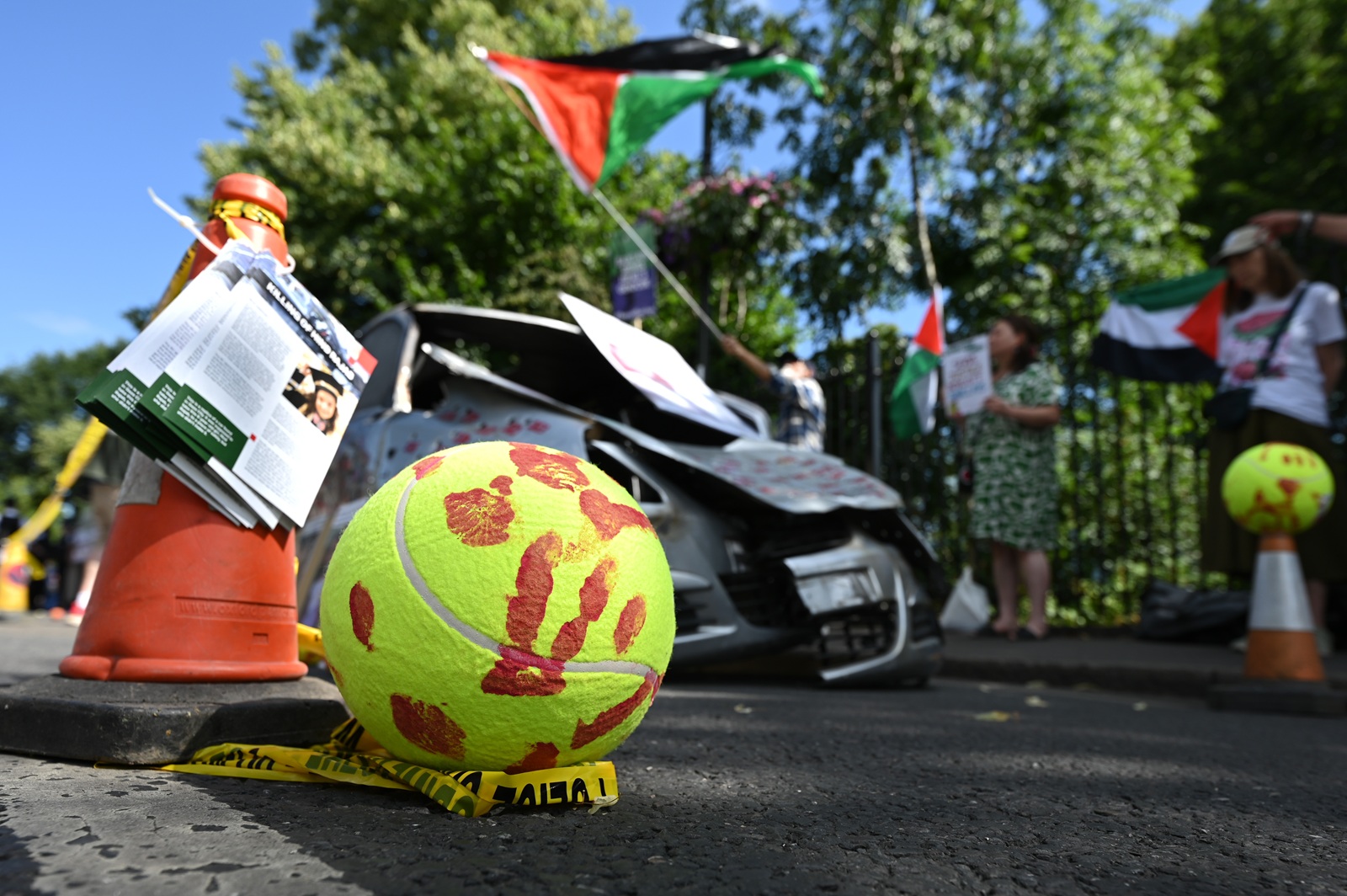 Ostrzelany samochód, krew na piłkach. Sceny przed Wimbledonem