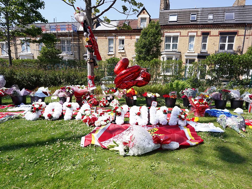 Znicze i kwiaty. Kibice Liverpoolu pożegnali Jotę