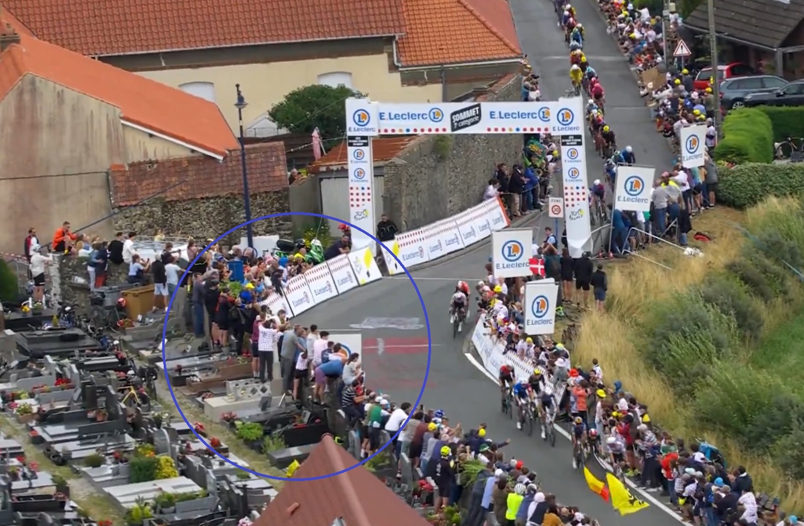 Stali na grobach, by zobaczyć Tour de France. "Brak szacunku"
