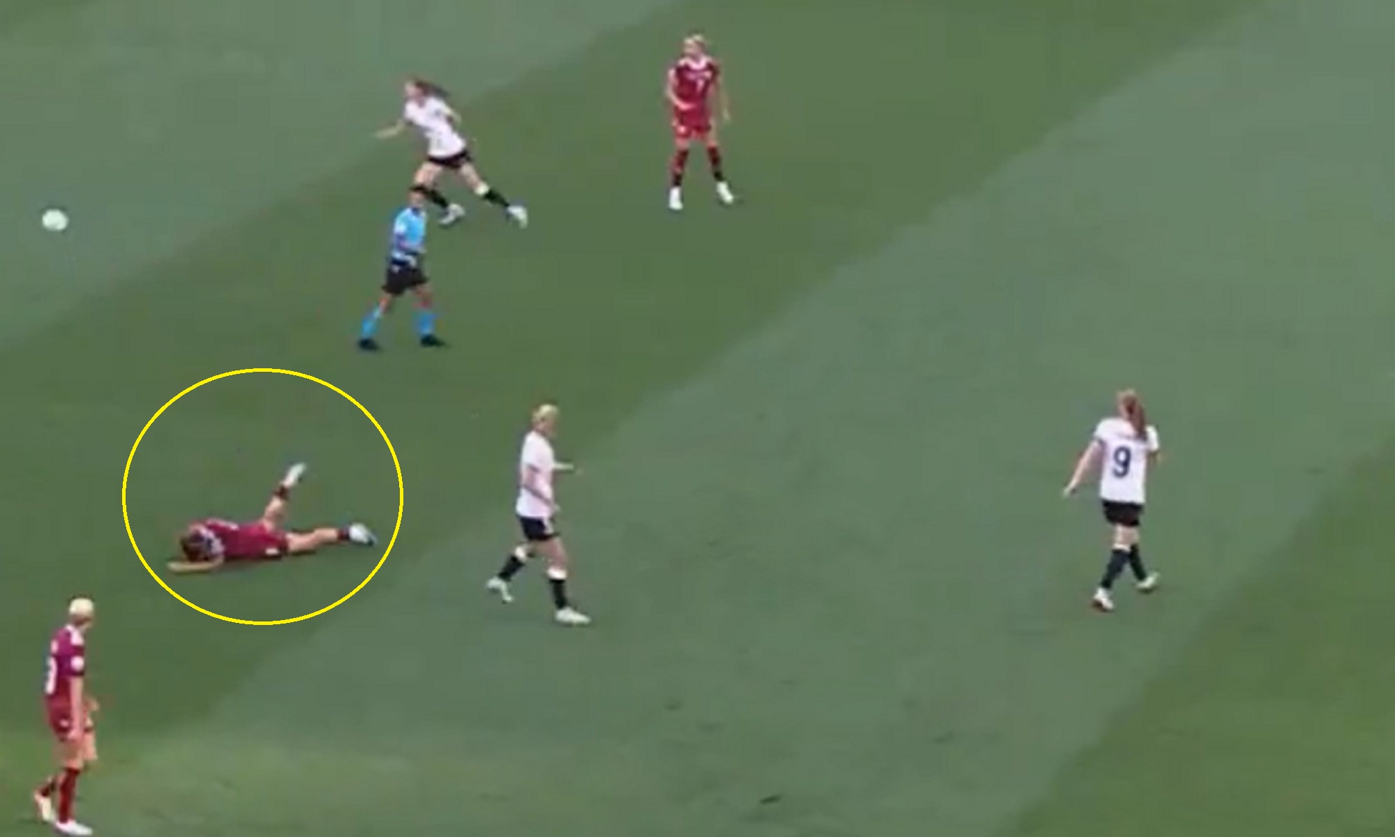 Dostała piłką w twarz. Chwilę później gol. Kuriozum na Euro [WIDEO]