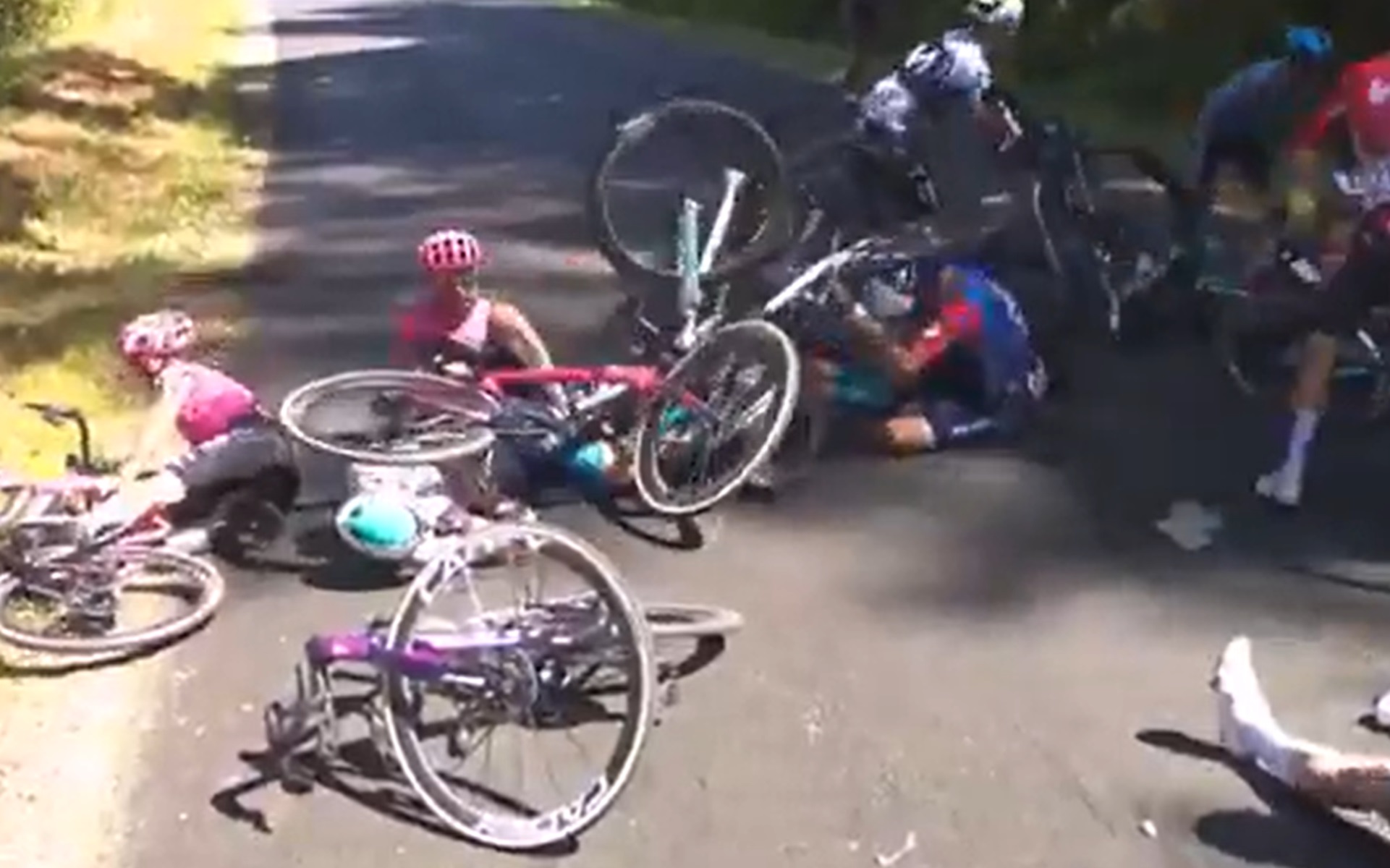 Kraksa na kilka kilometrów przed metą. Co za obrazki