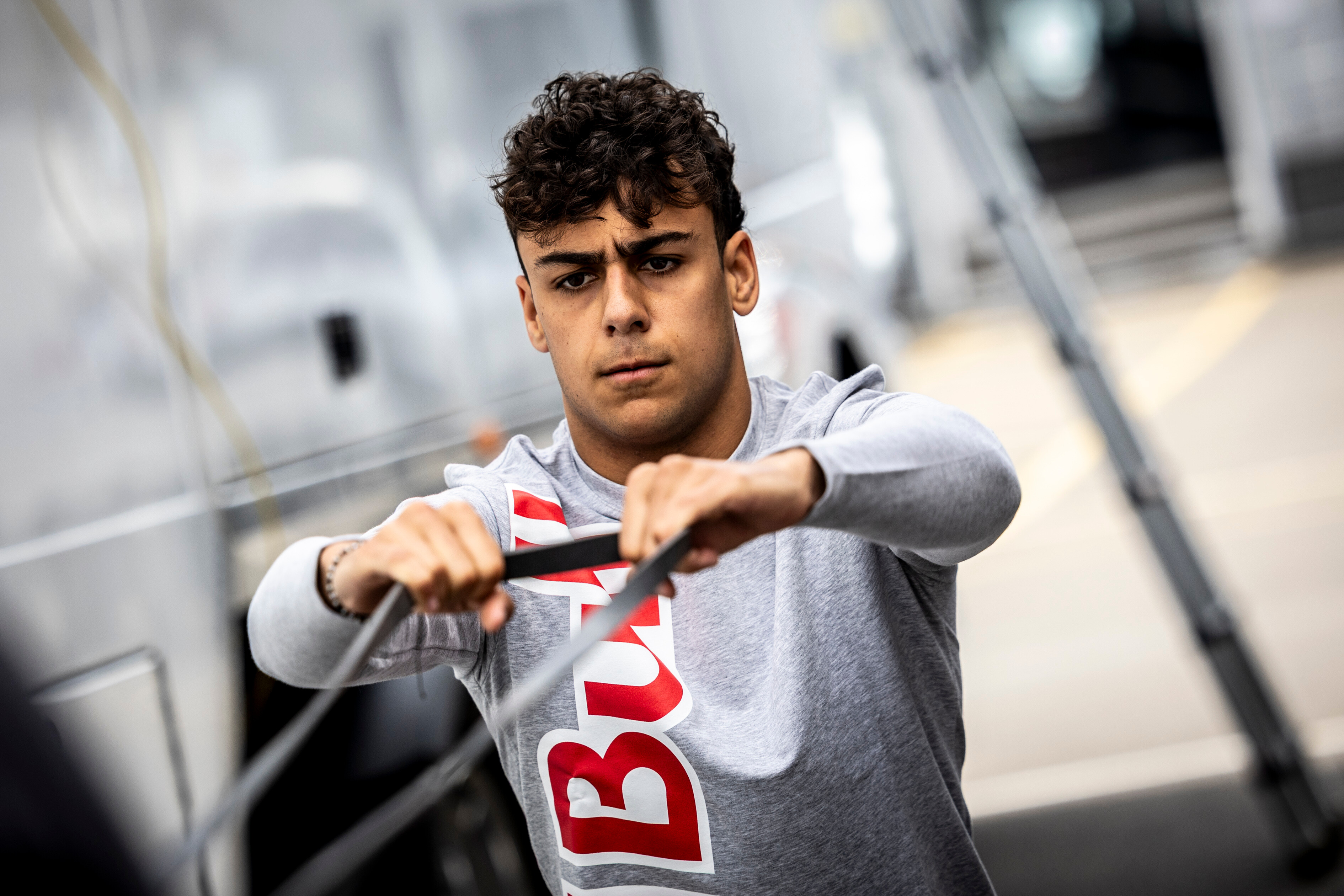 Nawet nie ma prawa jazdy. 18-latek dostał szansę w F1