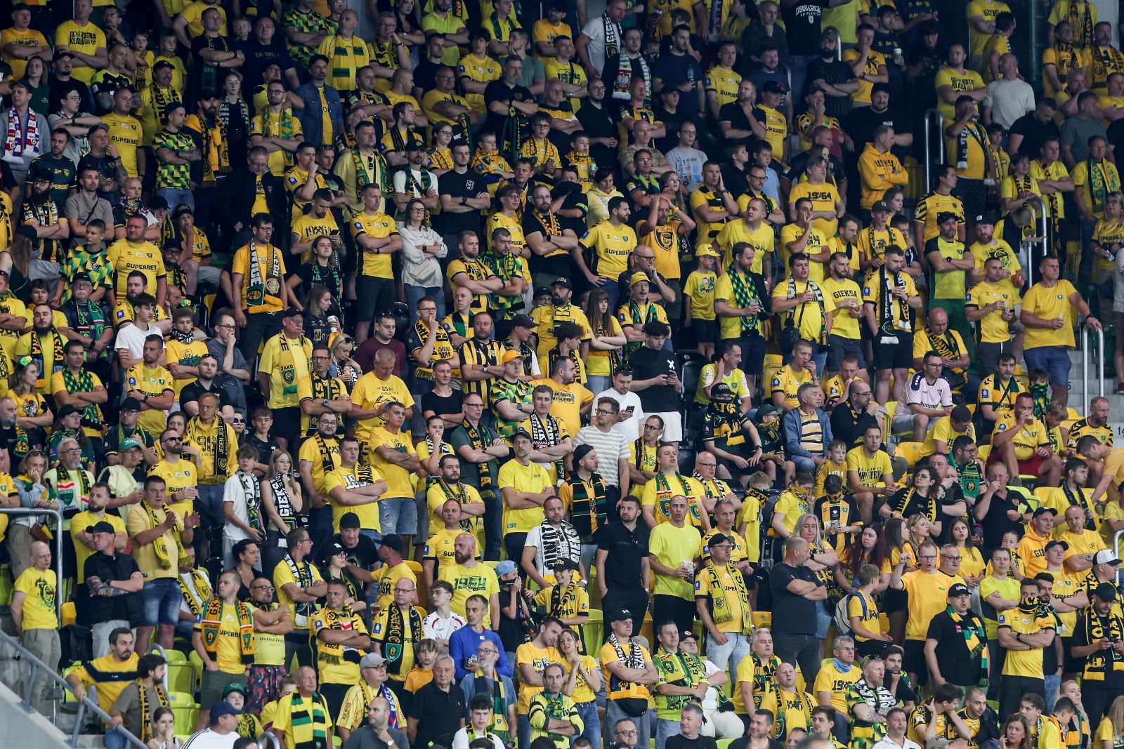 Incydent z gazem pieprzowym w Katowicach: GKS tłumaczy i przeprasza. "Źródło poza stadionem"