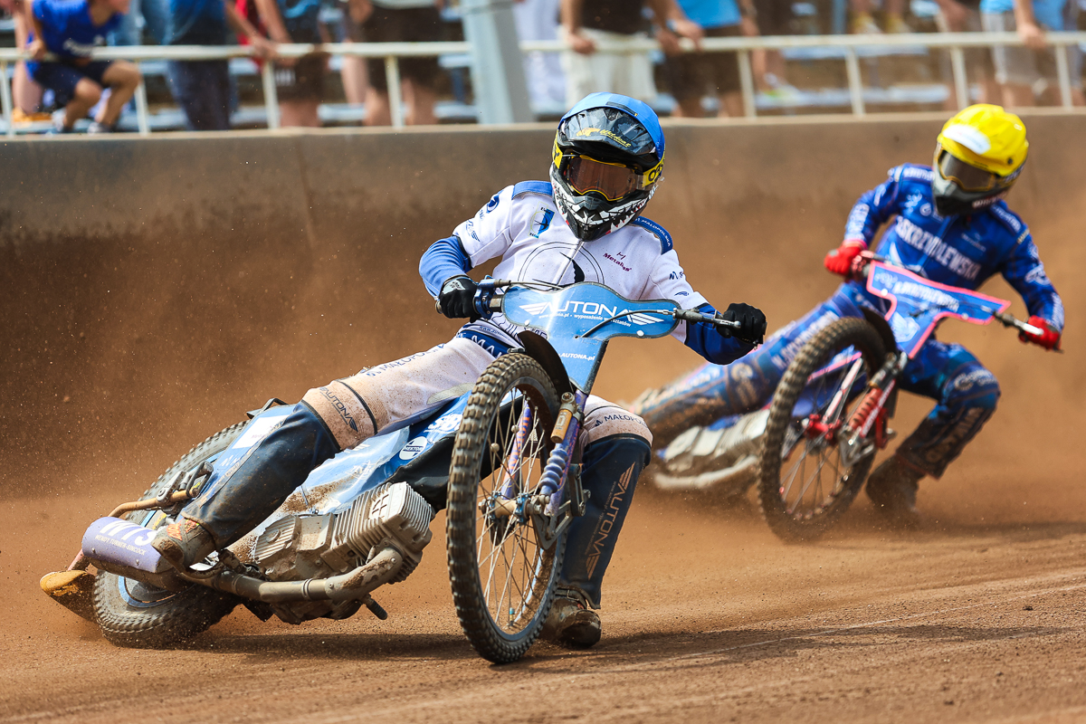 Żużel. Był krytykowany przez Marka Cieślaka. Podpisał kontrakt w Polsce