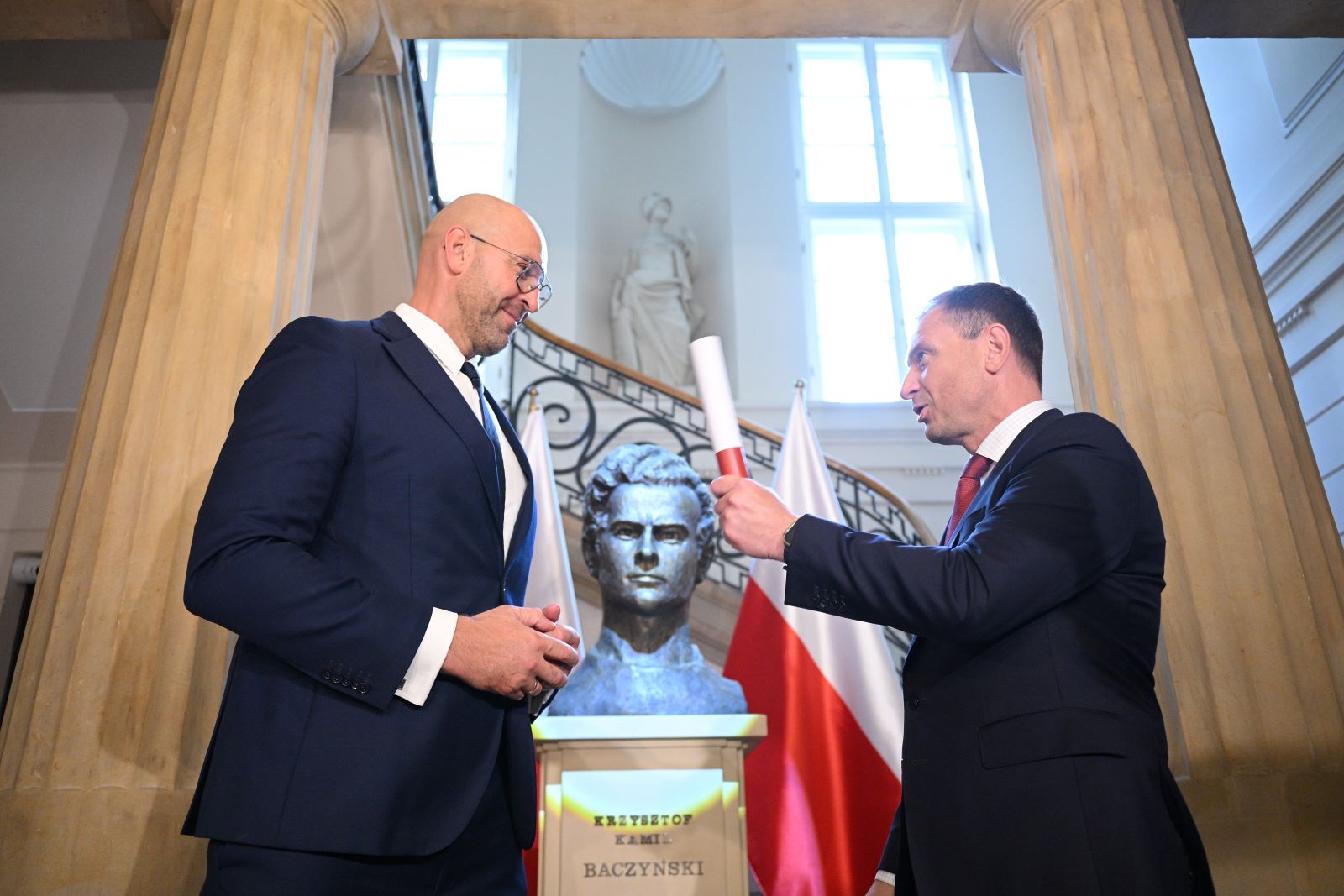Nitras przekazał stery nowemu ministrowi. Tylko spójrz, co mu wręczył