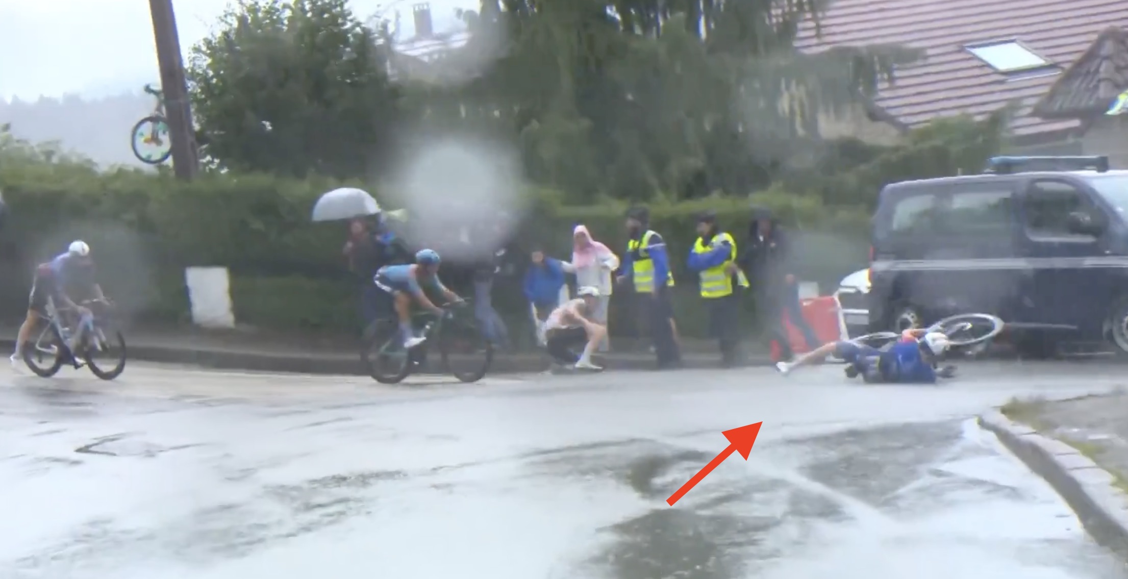 Wpadł w poślizg na mokrej nawierzchni! Bolesne obrazki na Tour de France