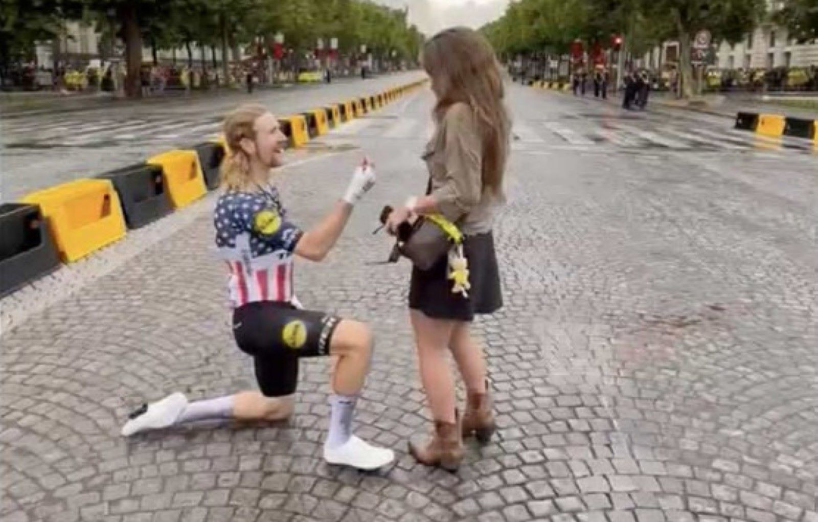 Oświadczył się po zakończeniu Tour de France! Piękne obrazki na Polach Elizejskich