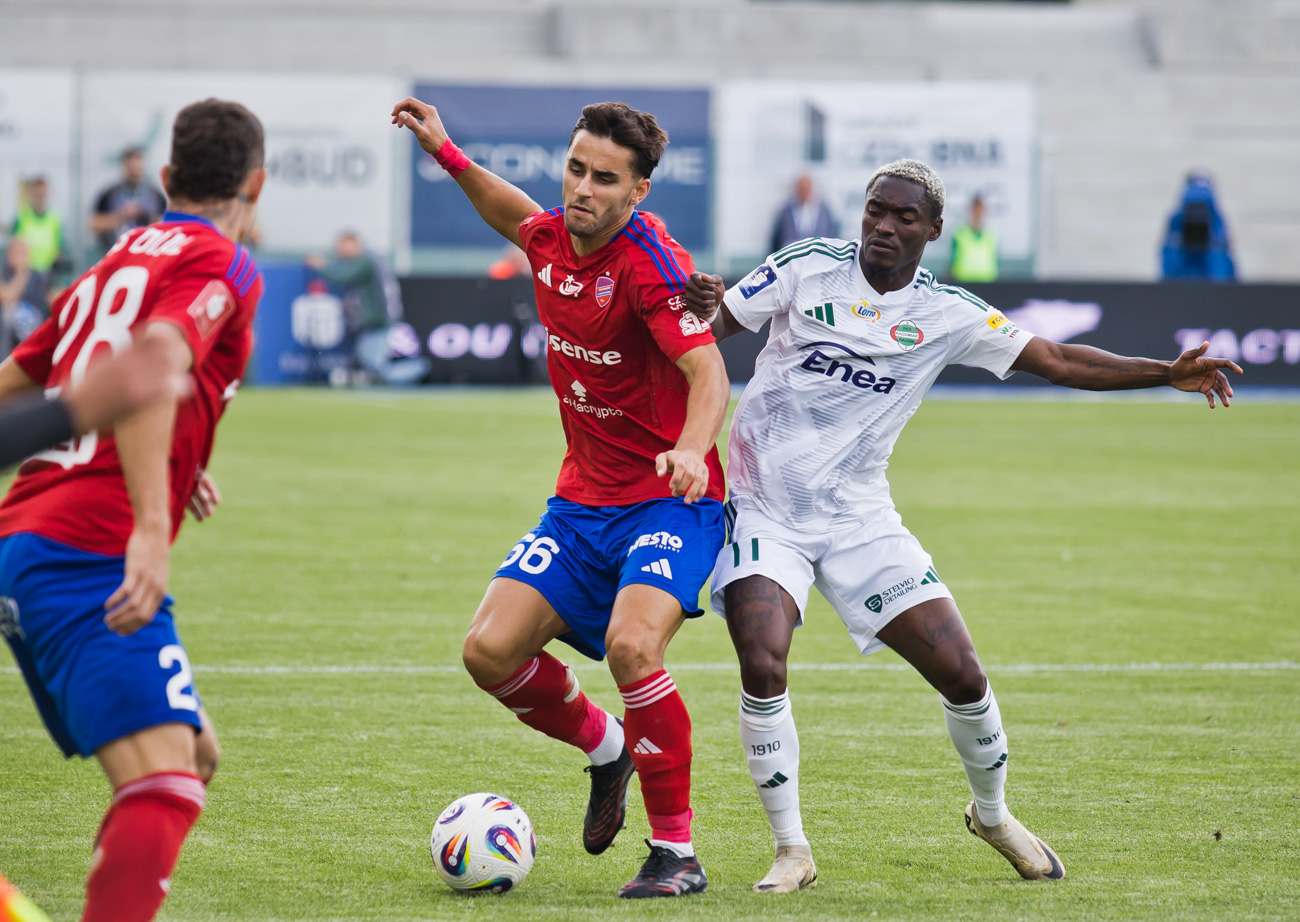 Rumuńska zagadka na drodze Rakowa. "Potrafią pokonać każdego i z każdym przegrać"