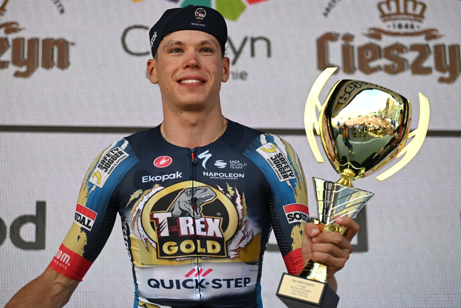 Sensacyjnie wygrał etap TdP. Wiemy, z kim świętował życiowy sukces