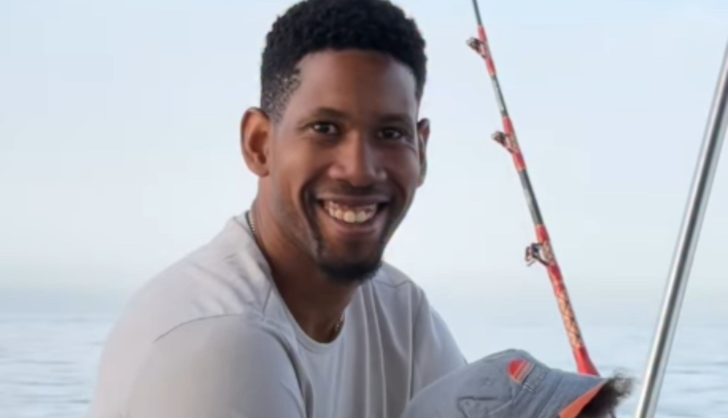 Tak się ubrał w podróż do Polski. Ludzie dziwnie patrzyli na niego w samolocie