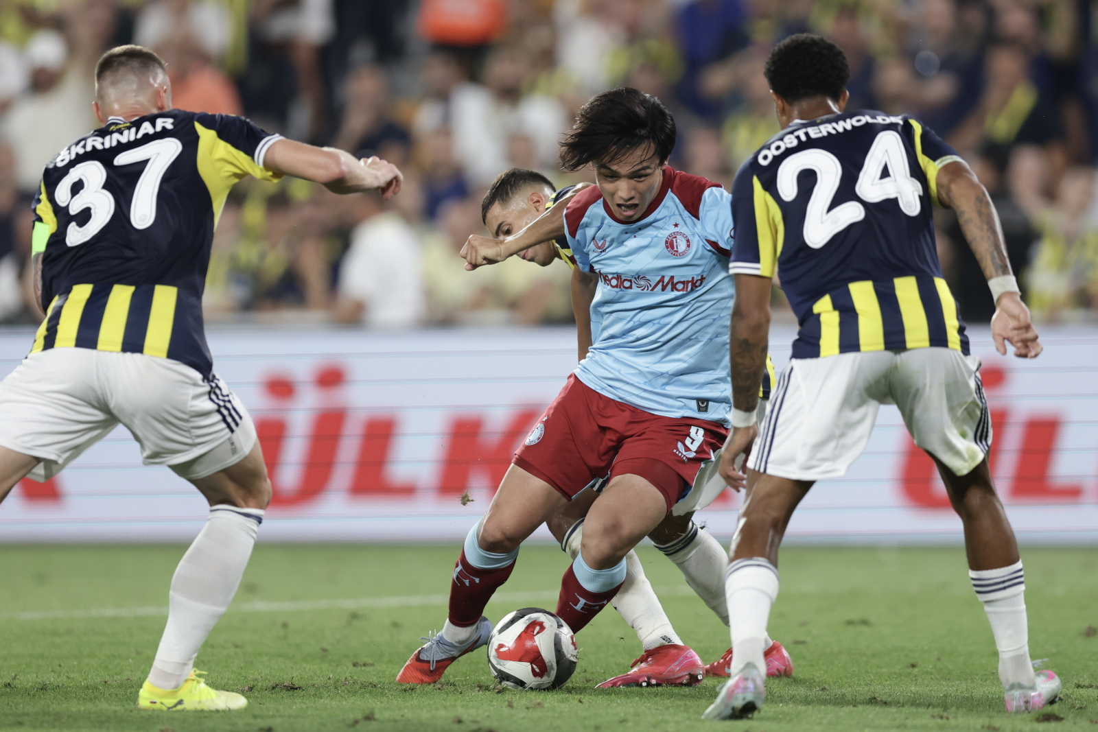 Feyenoord - Aston Villa. Czy Matty Cash uciszy De Kuip? Gramy po kursie 2.43!