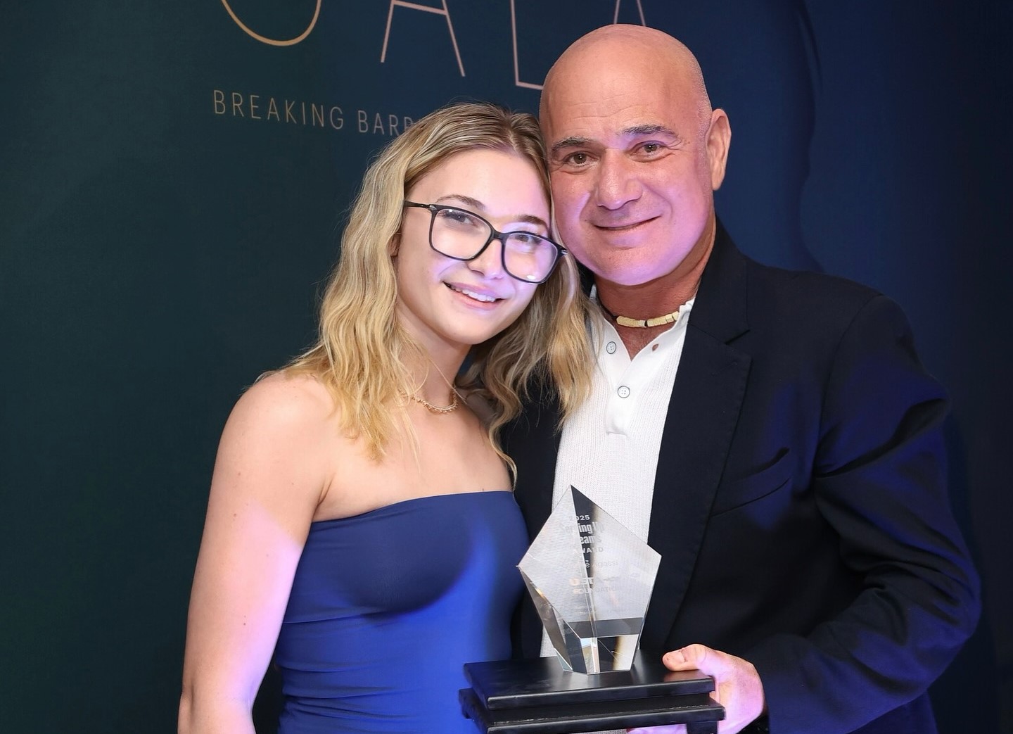 Rzadko pokazuje się publicznie. Jest córką dwóch legend sportu