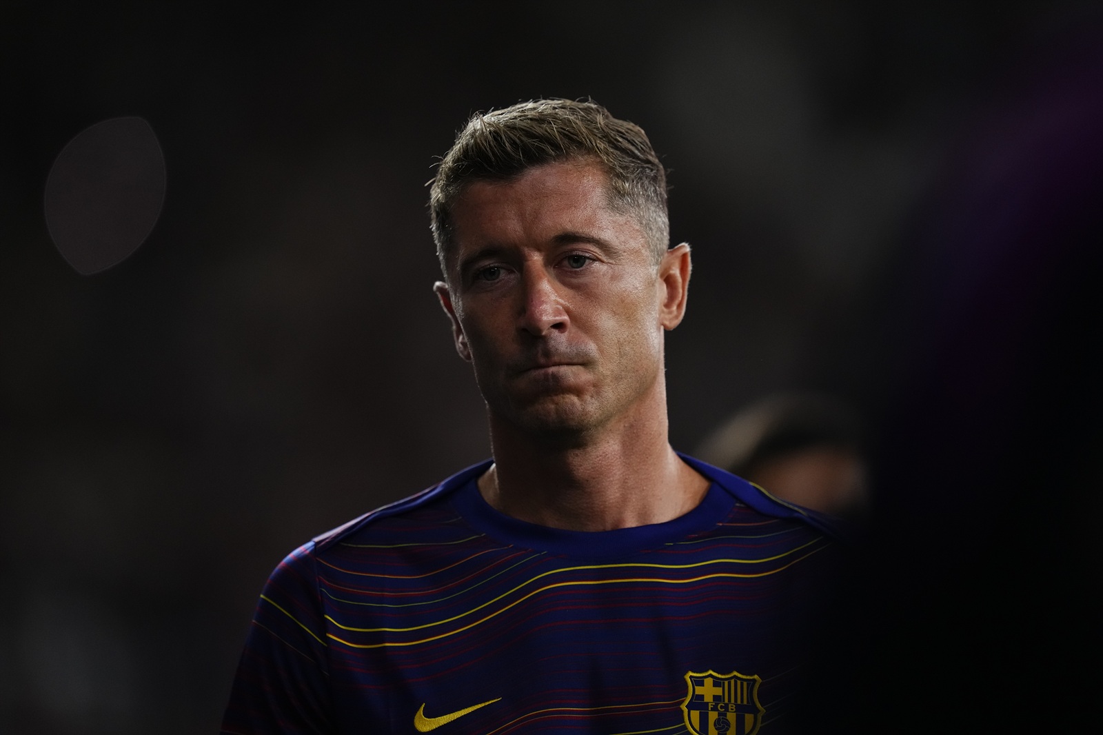 "Nie można z niego ot tak zrezygnować". Ekspert wprost o sytuacji Lewandowskiego w Barcelonie