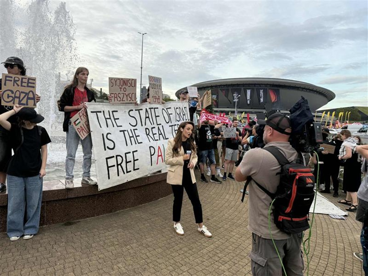 Protesty przed meczem z Izraelem. Oto co wywiesili przed "Spodkiem"