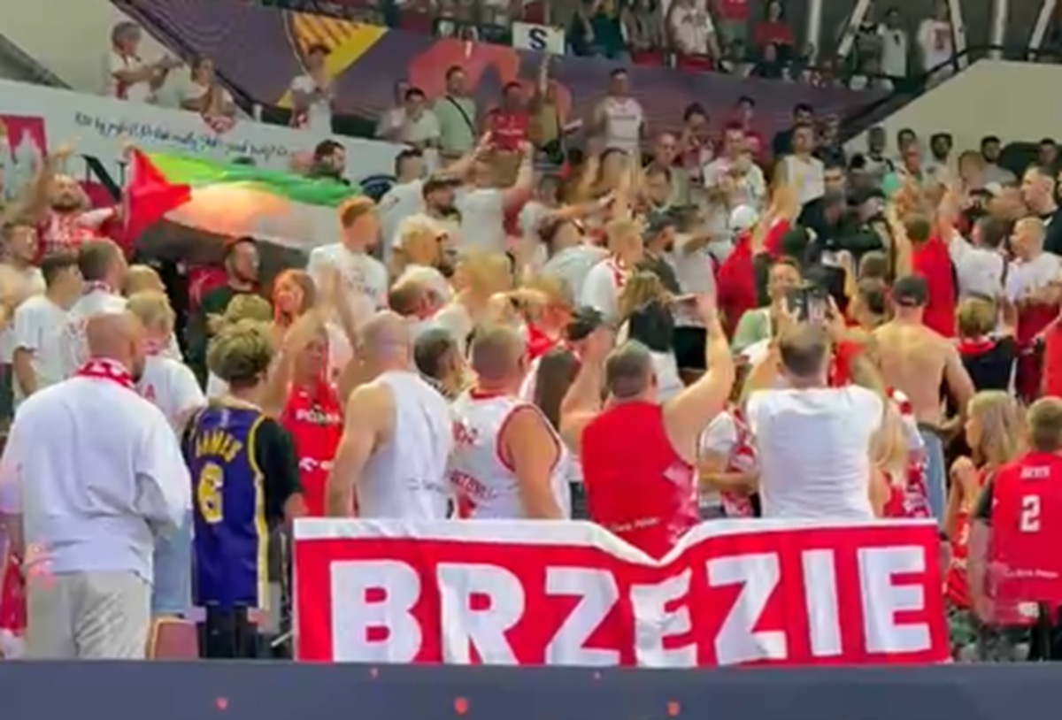Media: wyprowadzili kibica za flagę Palestyny. Grozili zabraniem na komisariat