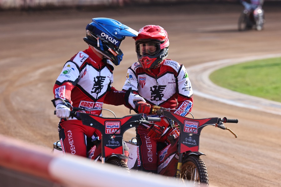 Żużel. Fenomenalne ściganie i debiut 16-latka! Polonia z małą przewagą nad Stalą