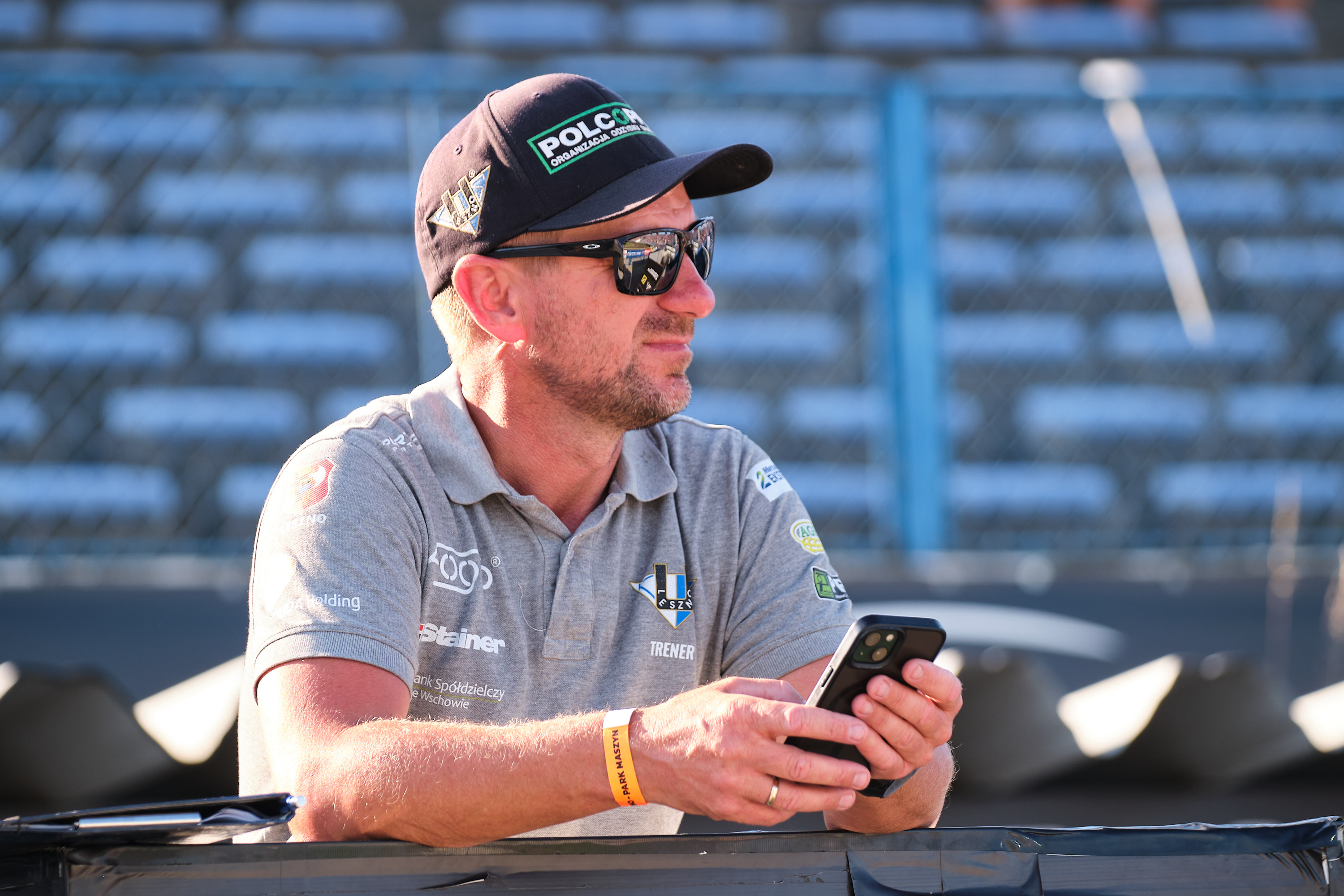 "Ma wypier*****". Żona otwarcie o wulgarnych wiadomościach do trenera polskiego klubu