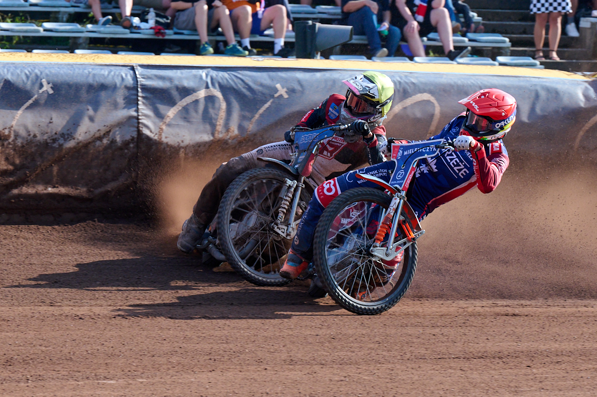 Żużel. Dwóch robiło, dziewięciu się przypatrywało. Bez nich byłaby tragedia