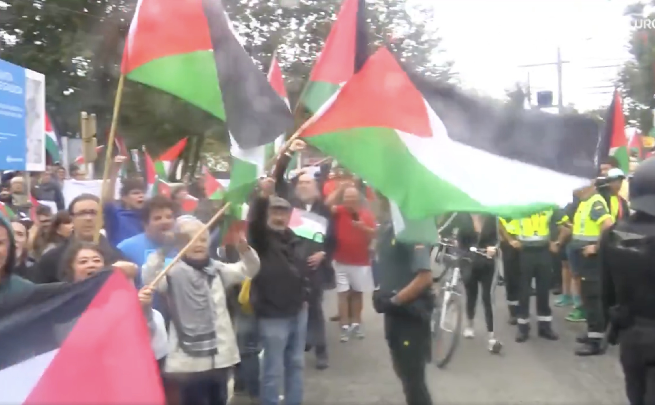 Protest na Vuelta a Espana. Etap skrócony, a kolarze odcięci od wozów technicznych