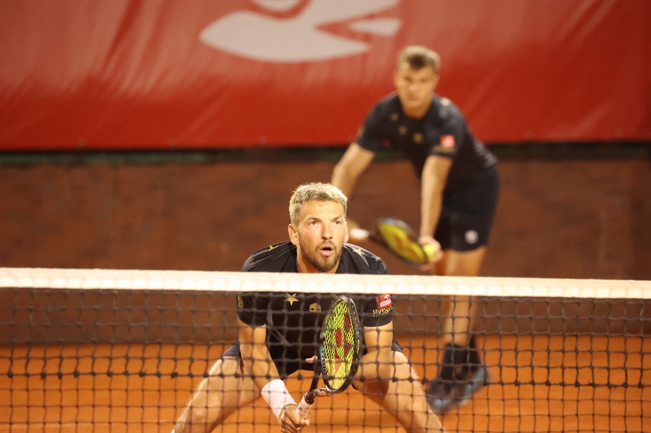 Kocha koszykówkę, ale wybrał tenis. "Jestem ciekawy..."