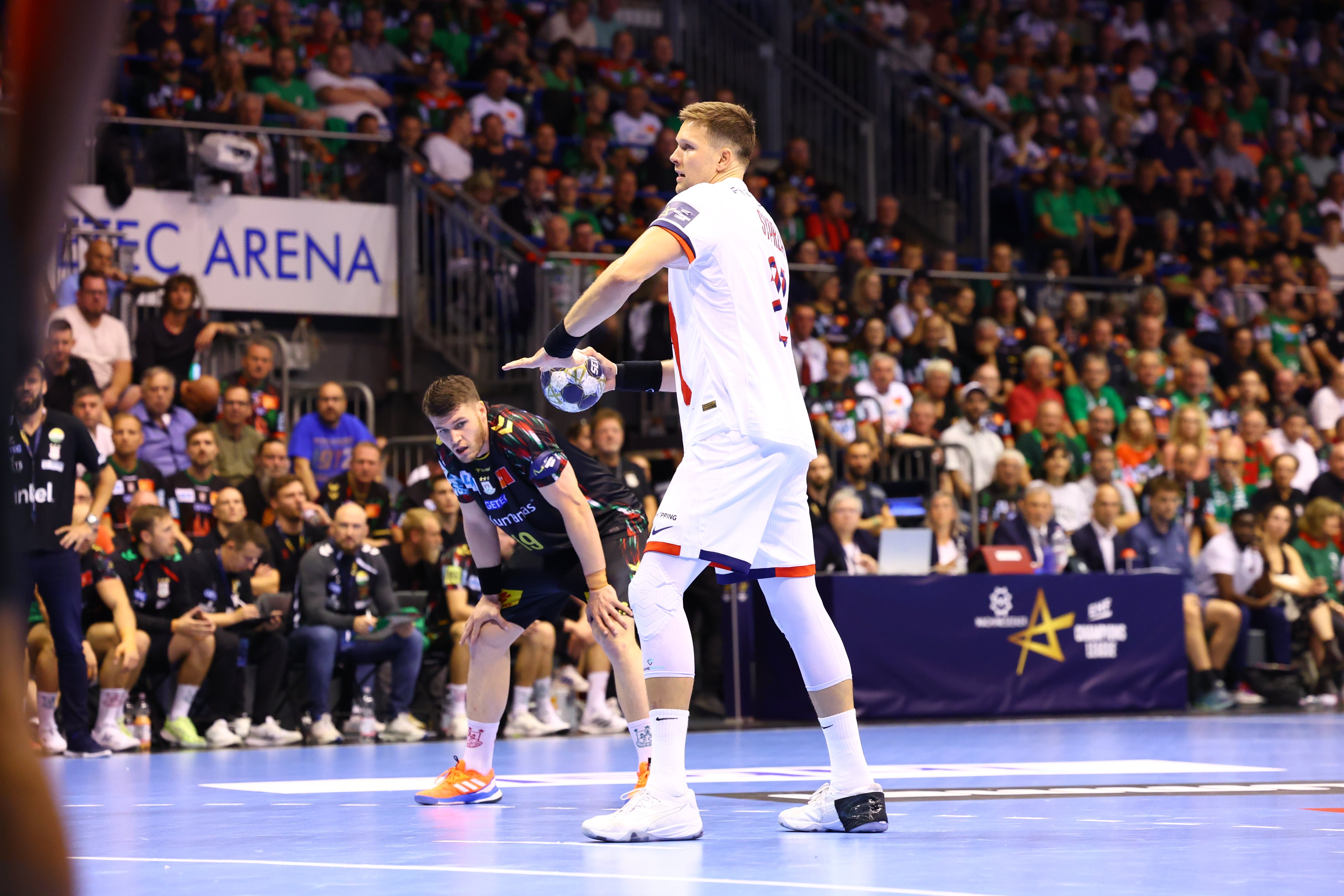 Ekipa Kamila Syprzaka nie dała rady. Pewny triumf FC Barcelony