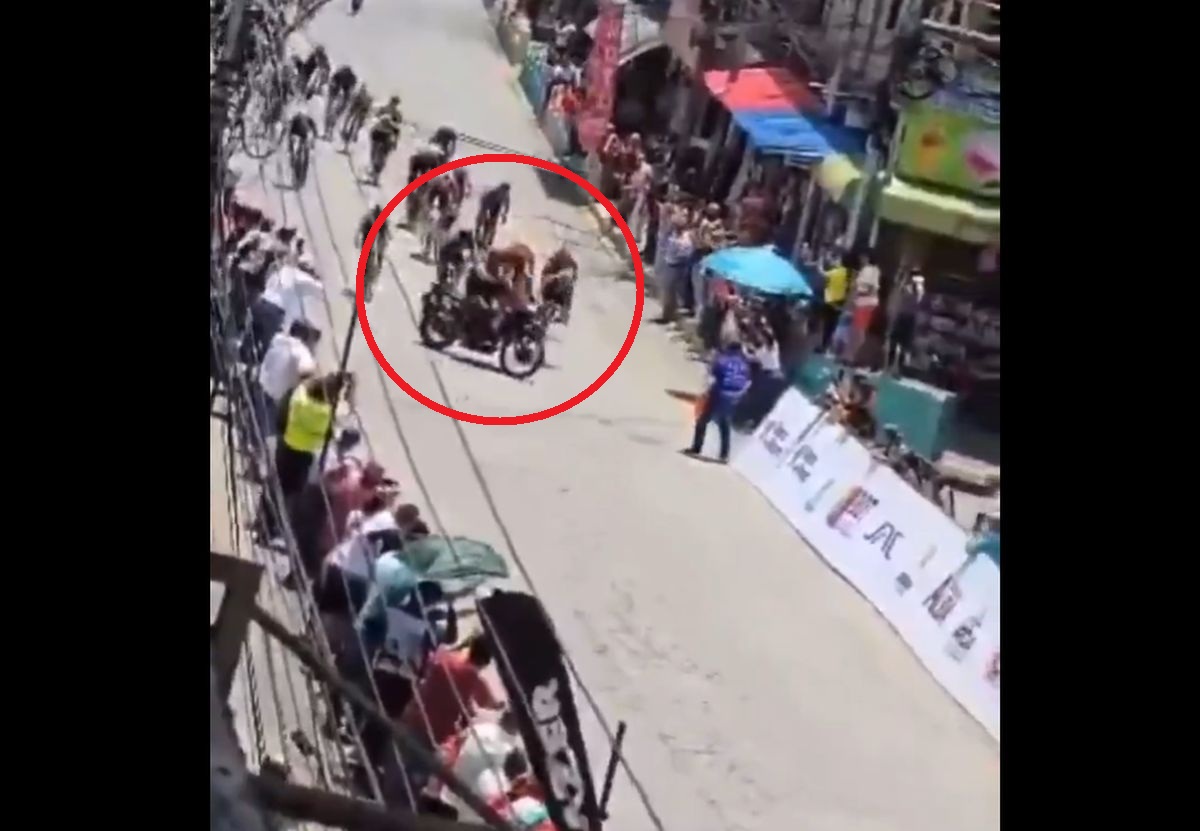 Szokujące sceny. Policjant nagle zajechał drogę kolarzom