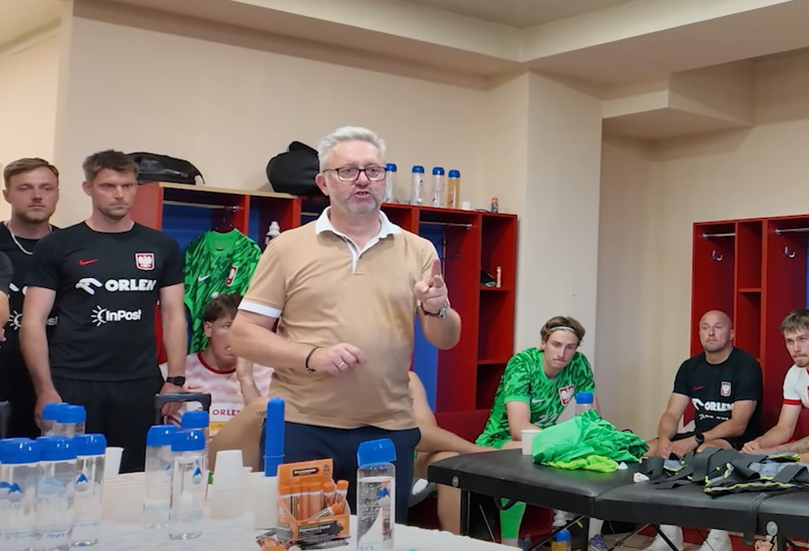 Brzęczek wahał się, czy to powiedzieć. Szatnia zatrzęsła się od braw