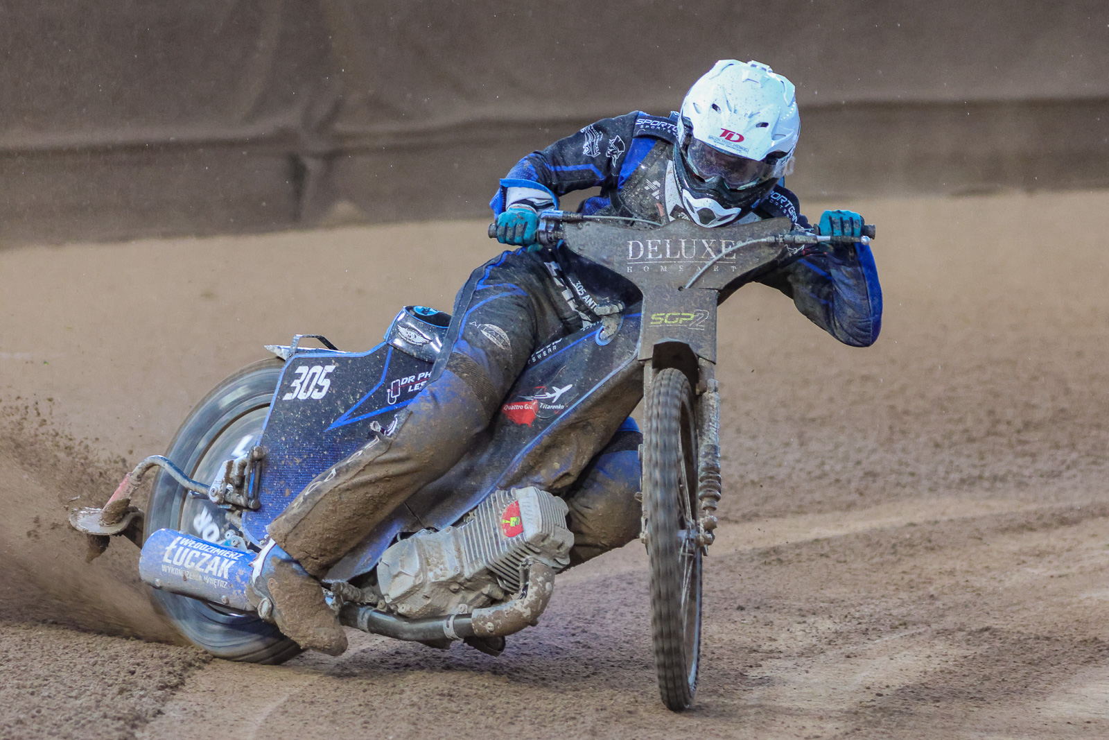 Żużel. Niczym Robocop wyszedł nagle z karetki. 