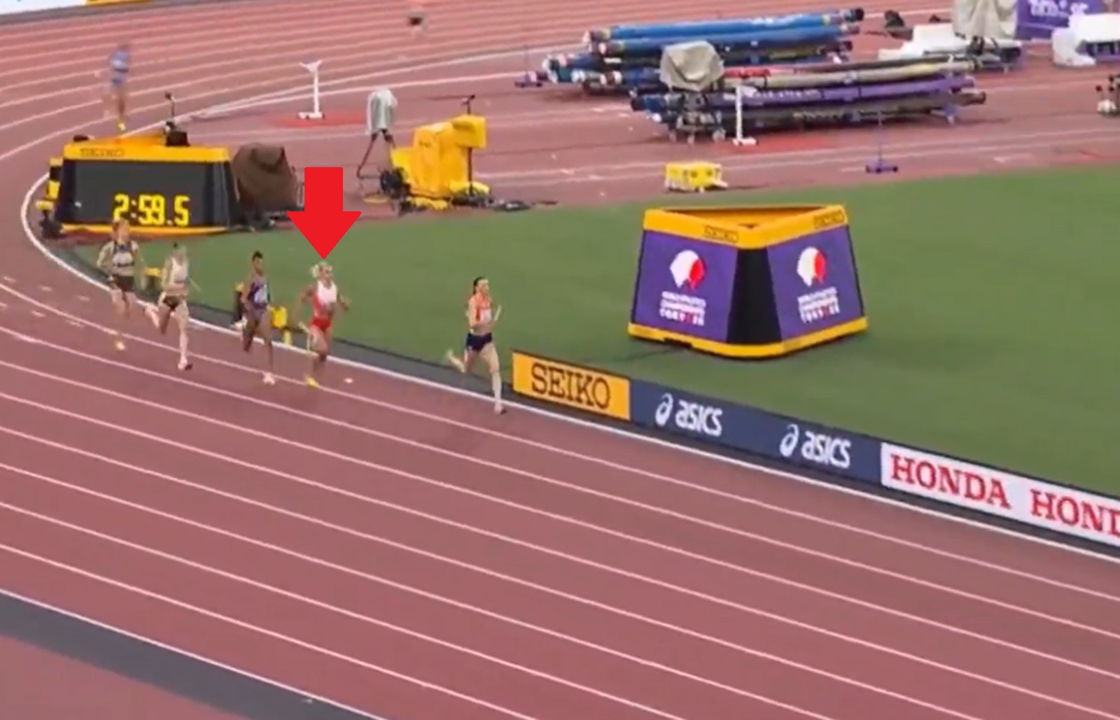 Na ostatnią prostą Święty-Ersetic wbiegła na 3. miejscu. Oto co stało się później