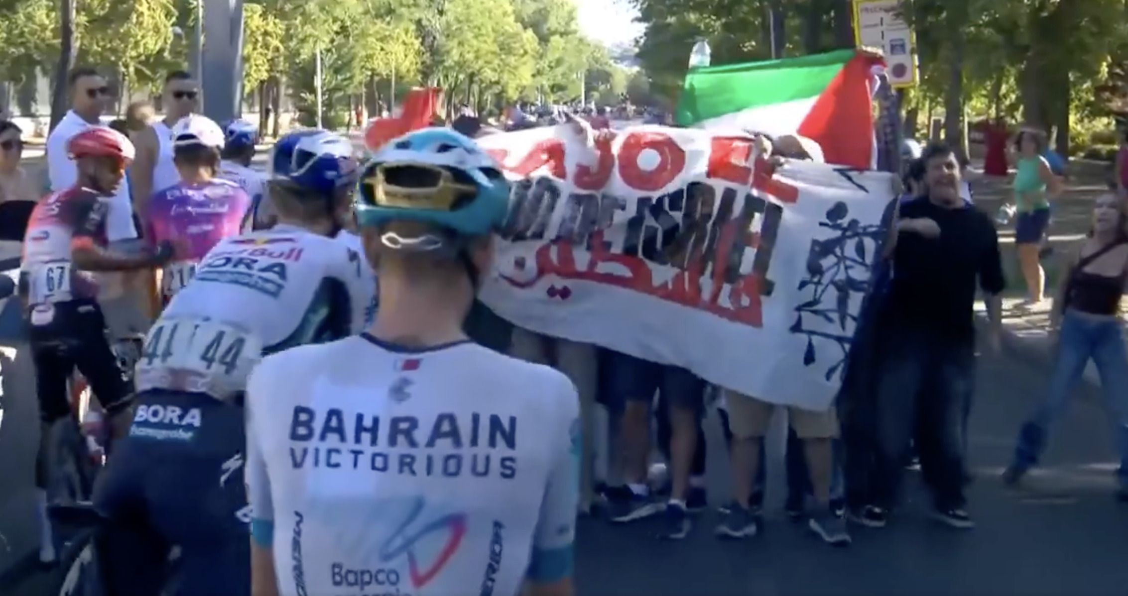 Protestujący tłumnie wdarli się na ulice. Finałowy etap w Madrycie anulowany