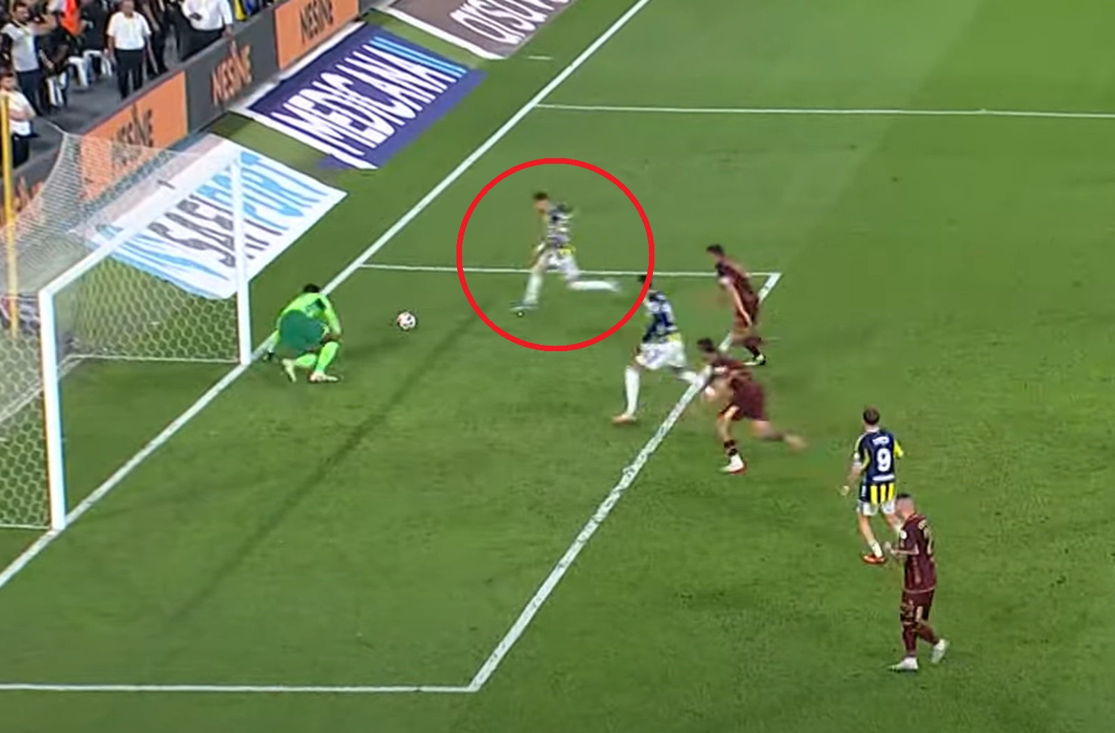 Szymański miał wyborną okazję. Spójrz, co zrobił [WIDEO]