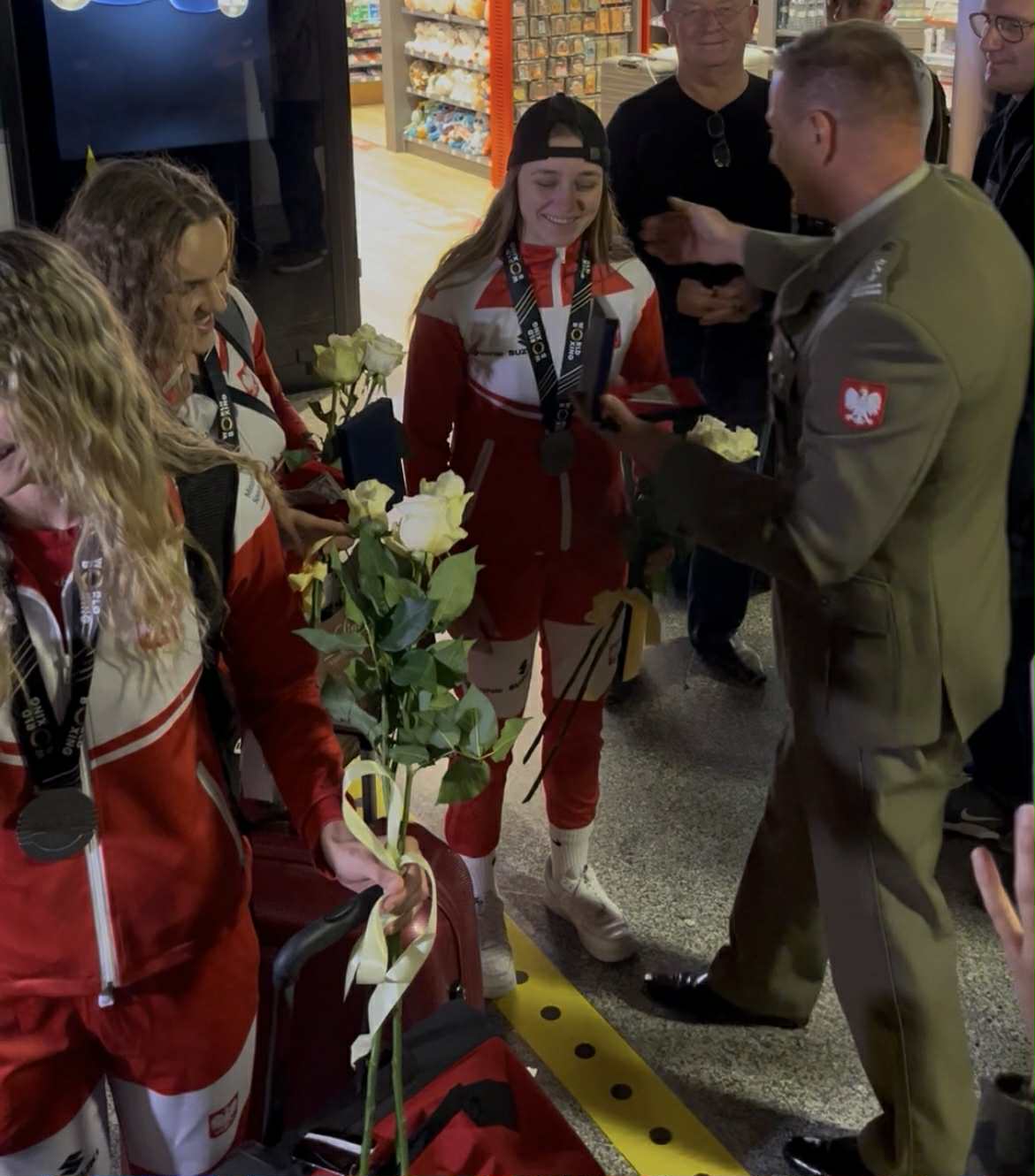 Poruszenie na lotnisku. Łzy po medalach mistrzostw świata