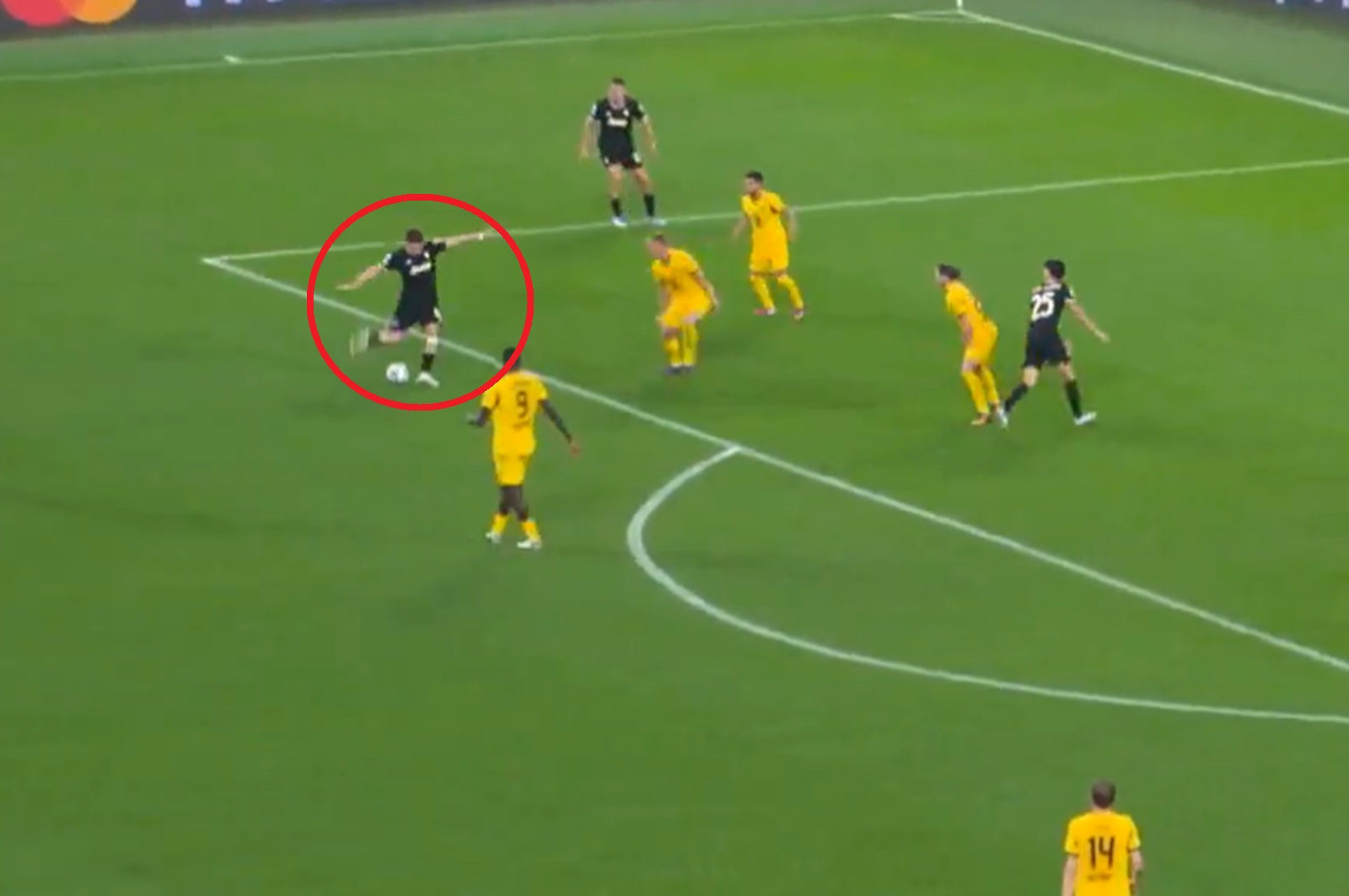Odpalił torpedę w Lidze Mistrzów. Show piłkarza Juventusu [WIDEO]