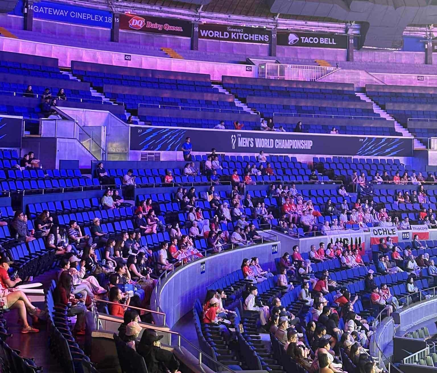 Problemy zamiast święta. Ludzi nie stać na bilety, smutny obraz MŚ