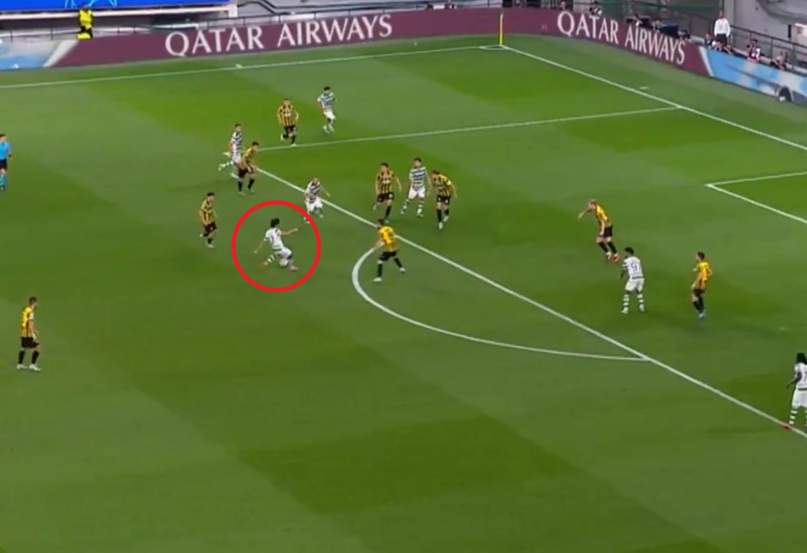 Kapitalny gol w Lidze Mistrzów! Ależ przymierzył